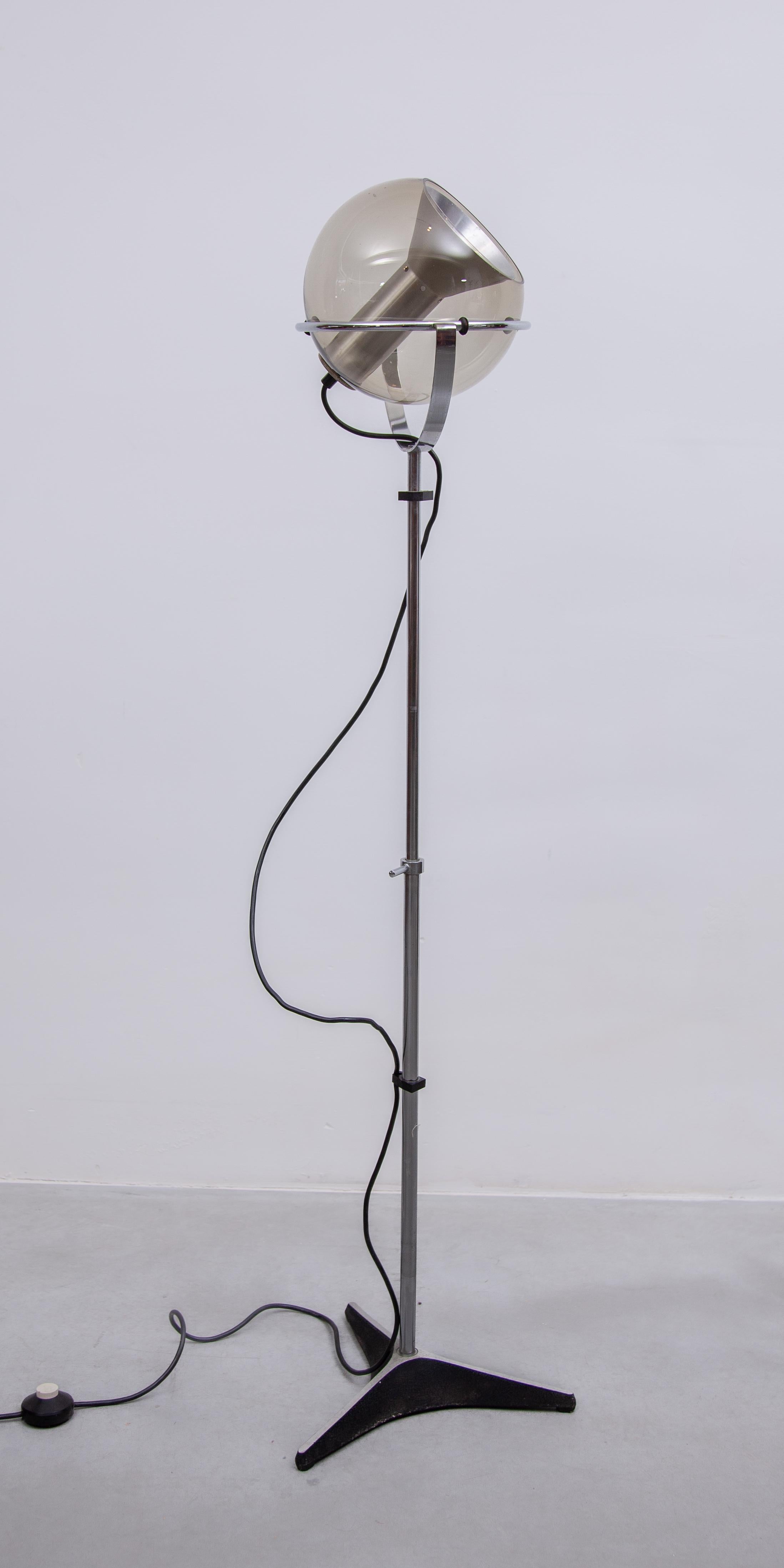 Ensemble de deux lampadaires en verre naturel cristallin soufflé, teinté brun clair, équipé d'un réflecteur interne en aluminium brossé. Le globe repose sur un support en forme d'anneau en métal chromé avec des anneaux de support en caoutchouc. Tige