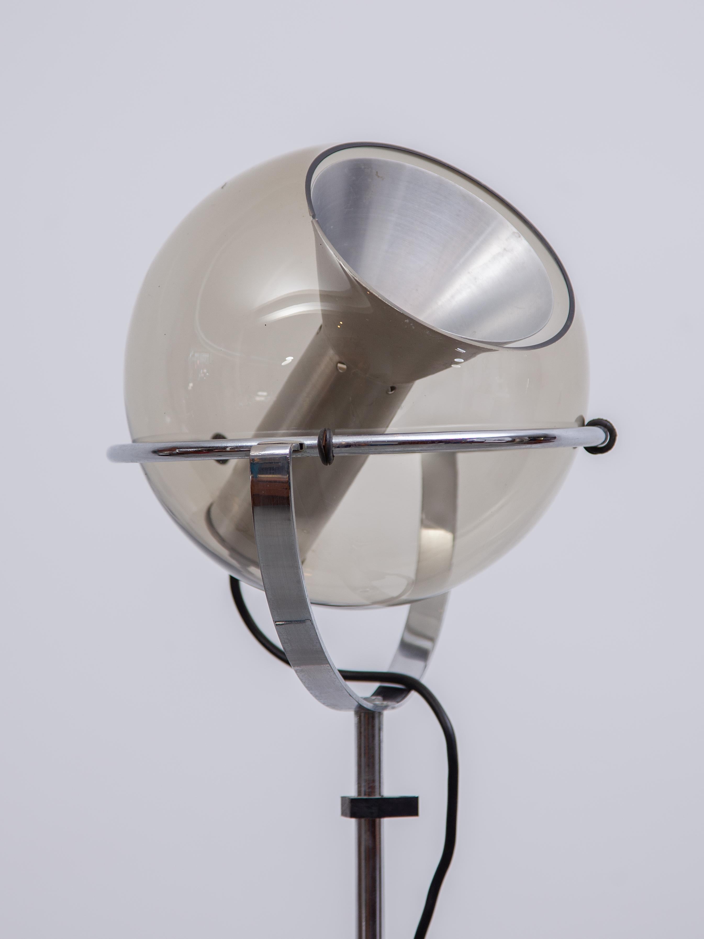 Mid-Century Modern Ensemble de deux lampadaires à globe en verre 