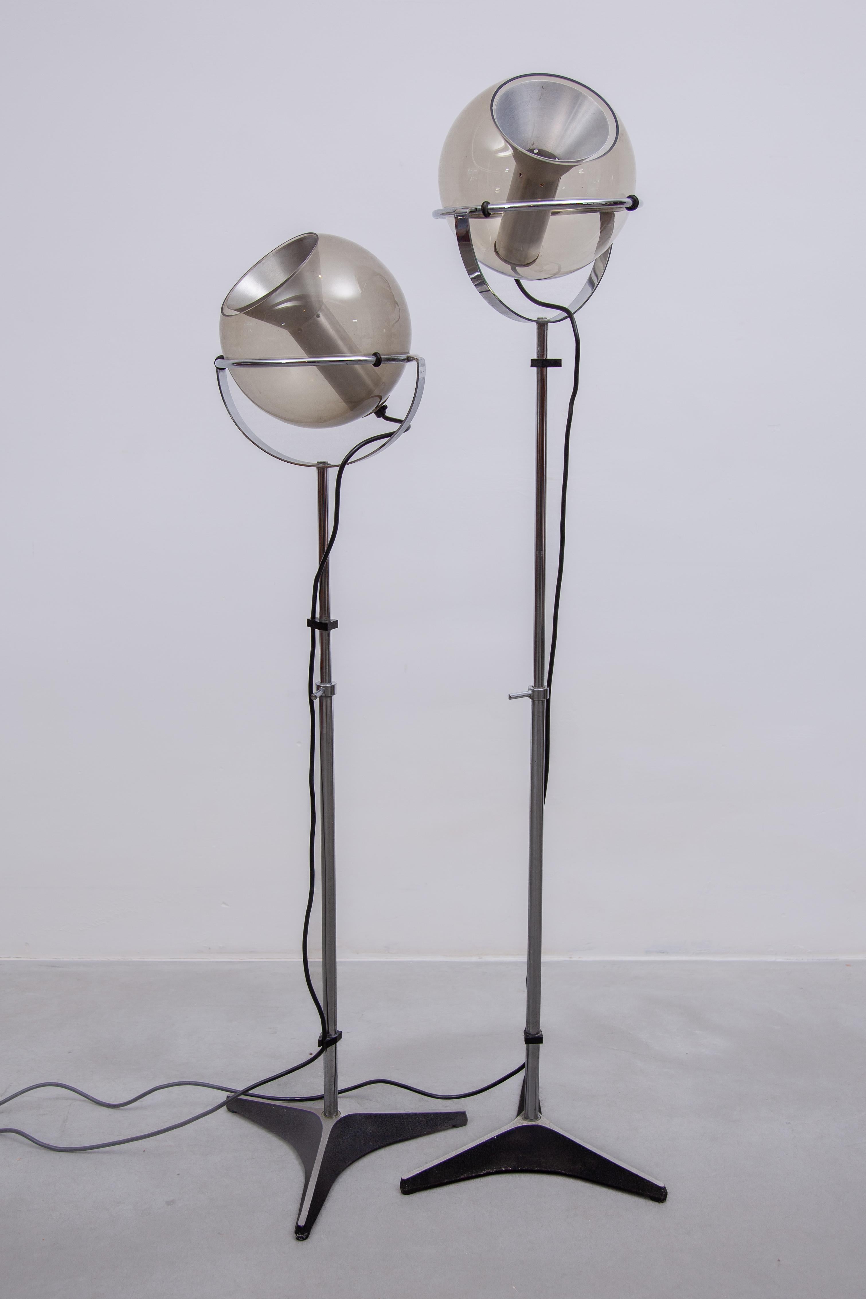 Ensemble de deux lampadaires à globe en verre 