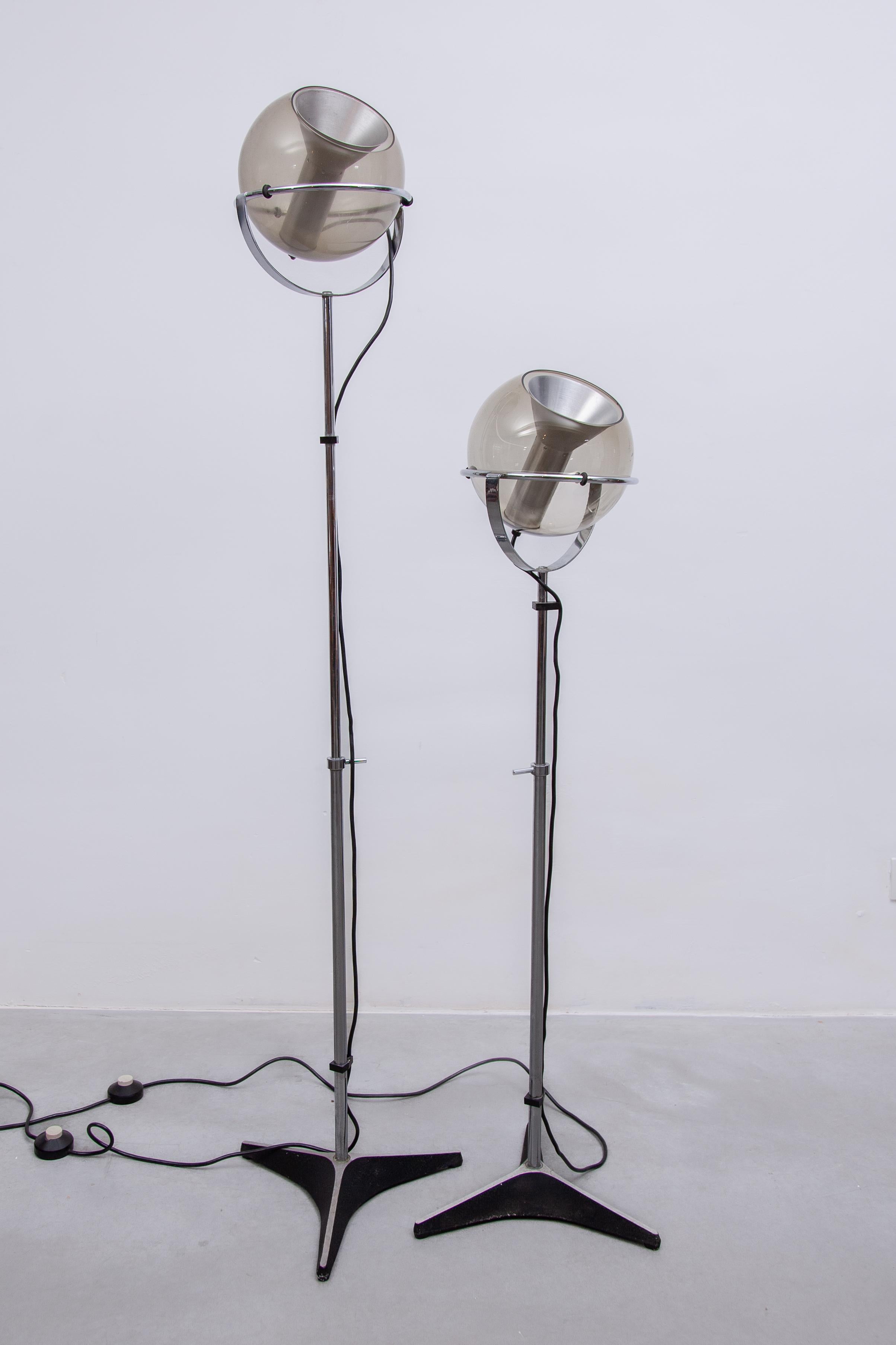 Verre d'art Ensemble de deux lampadaires à globe en verre 