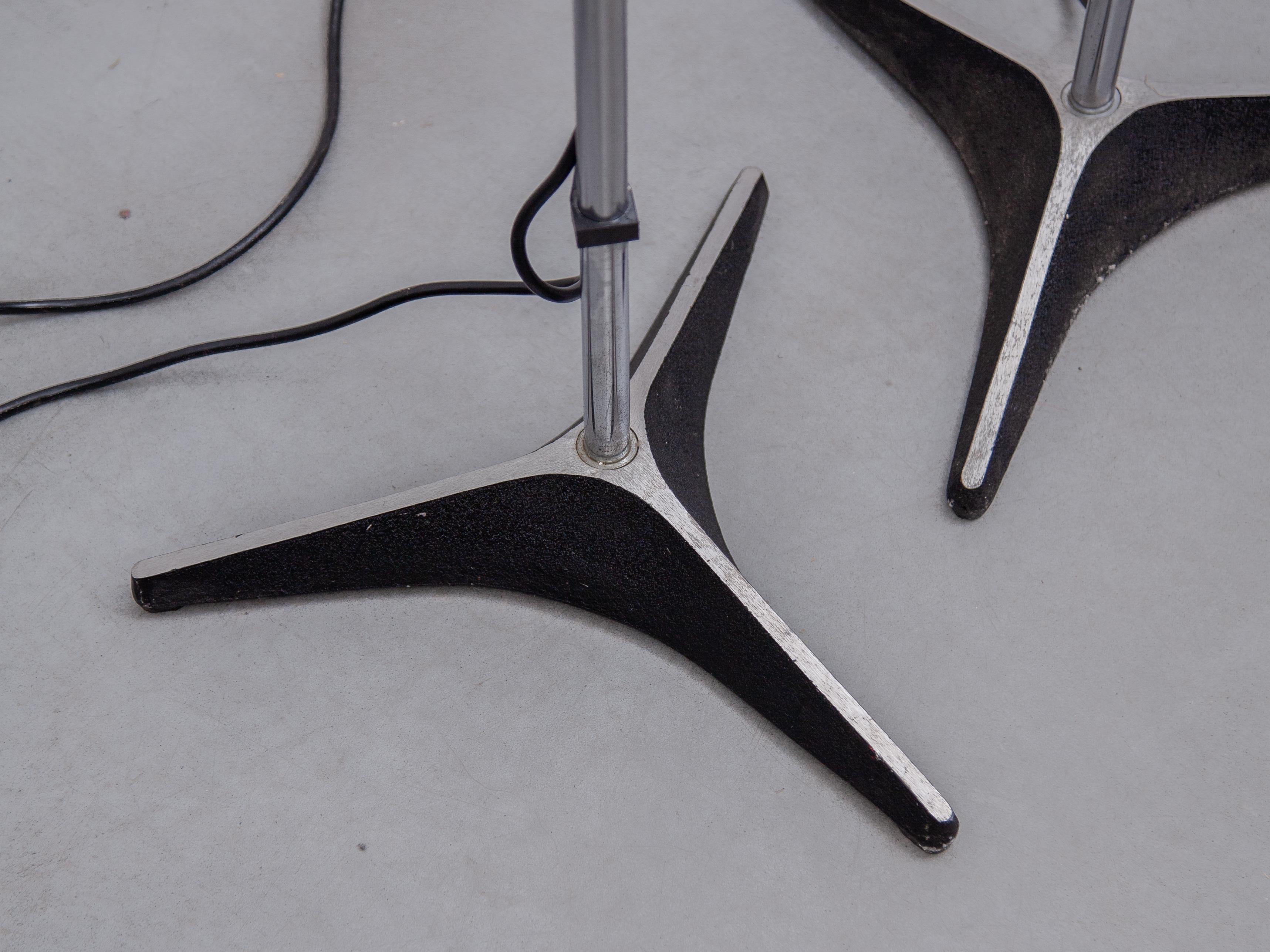 Ensemble de deux lampadaires à globe en verre 