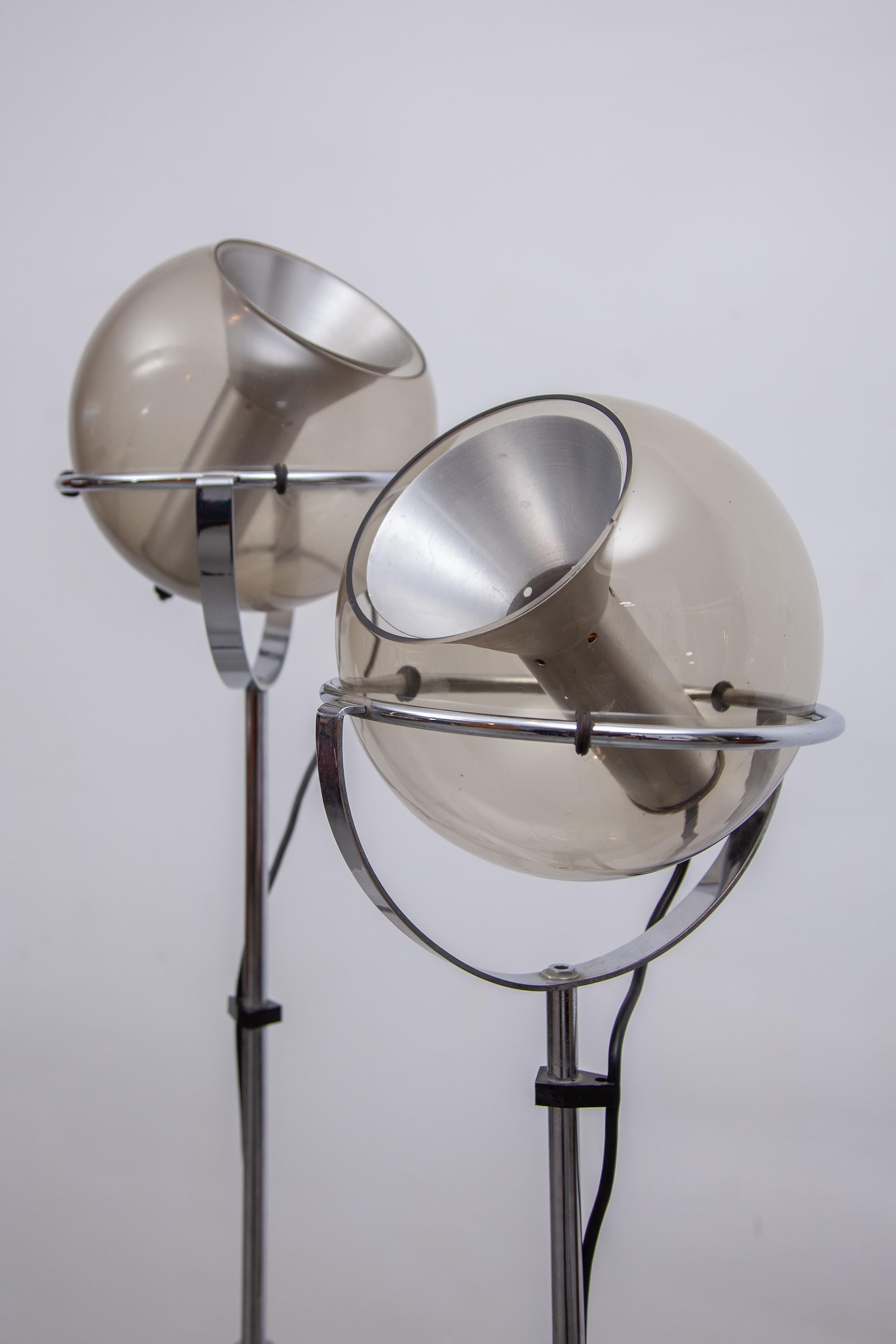 Ensemble de deux lampadaires à globe en verre 