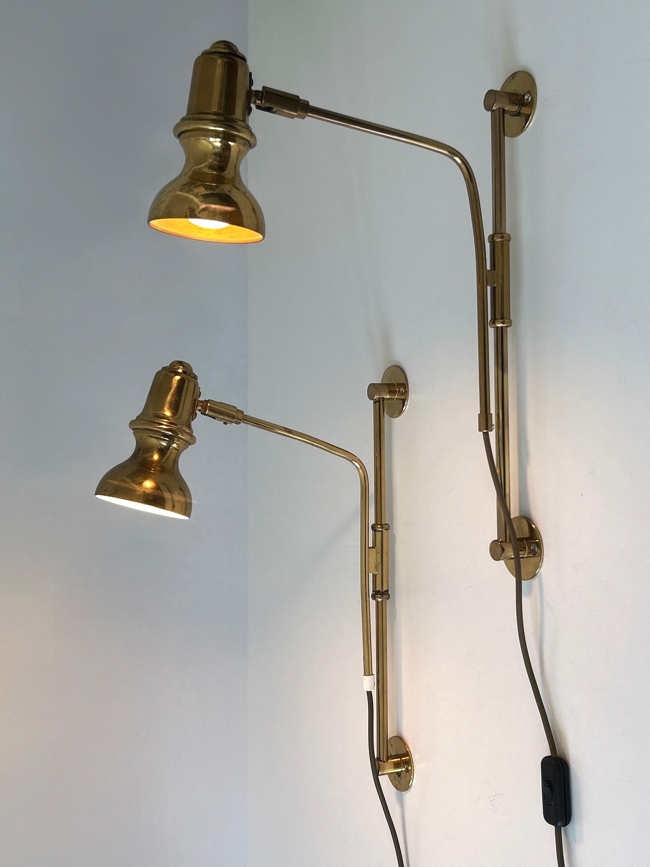 Conjunto de dos apliques o apliques de pared modernos de mediados de siglo, extremadamente raros y articulados. Pantalla y brazo regulables. Los brazos giratorios se pueden ajustar en altura. Diseñado y fabricado en Alemania, década de