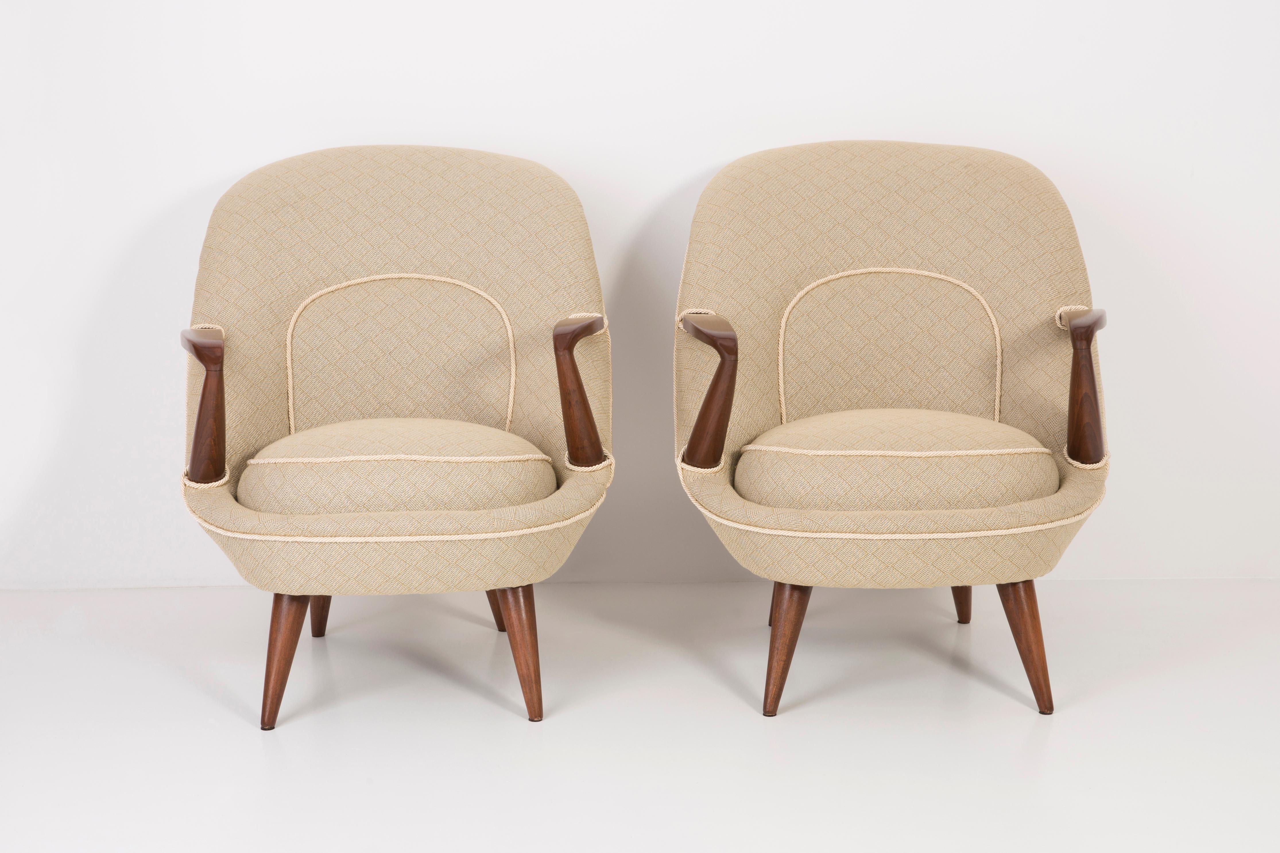 Extremely rare model 345 armchairs designed by two students of interior design, Janina Jedrachowicz and Konrad Racinowski in the mid-1950s and briefly produced by Poznanskie Zaklady Meblowe.
The structure of the furniture, made of beech and metal