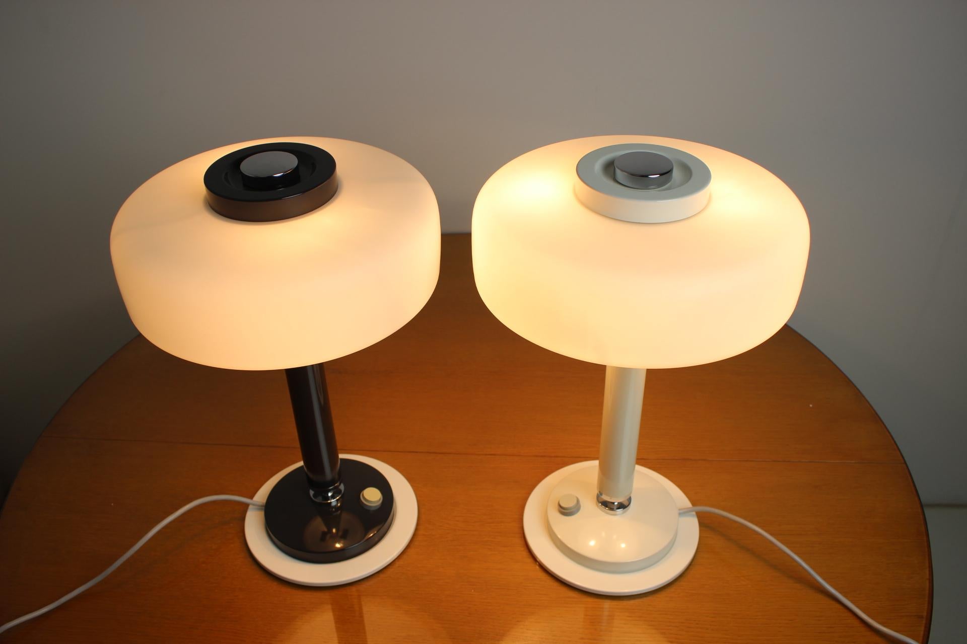 Juego de dos raras lámparas de mesa en blanco y negro/ Napako, años 60 en venta 3