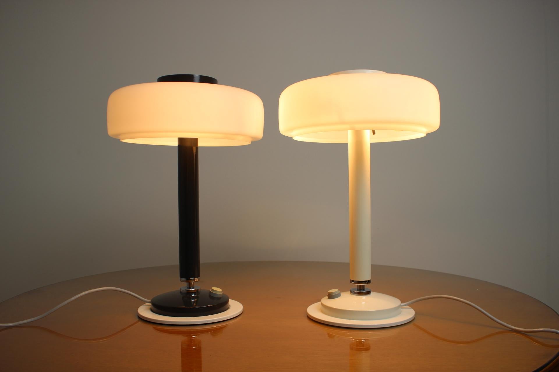 Juego de dos raras lámparas de mesa en blanco y negro/ Napako, años 60 en venta 4