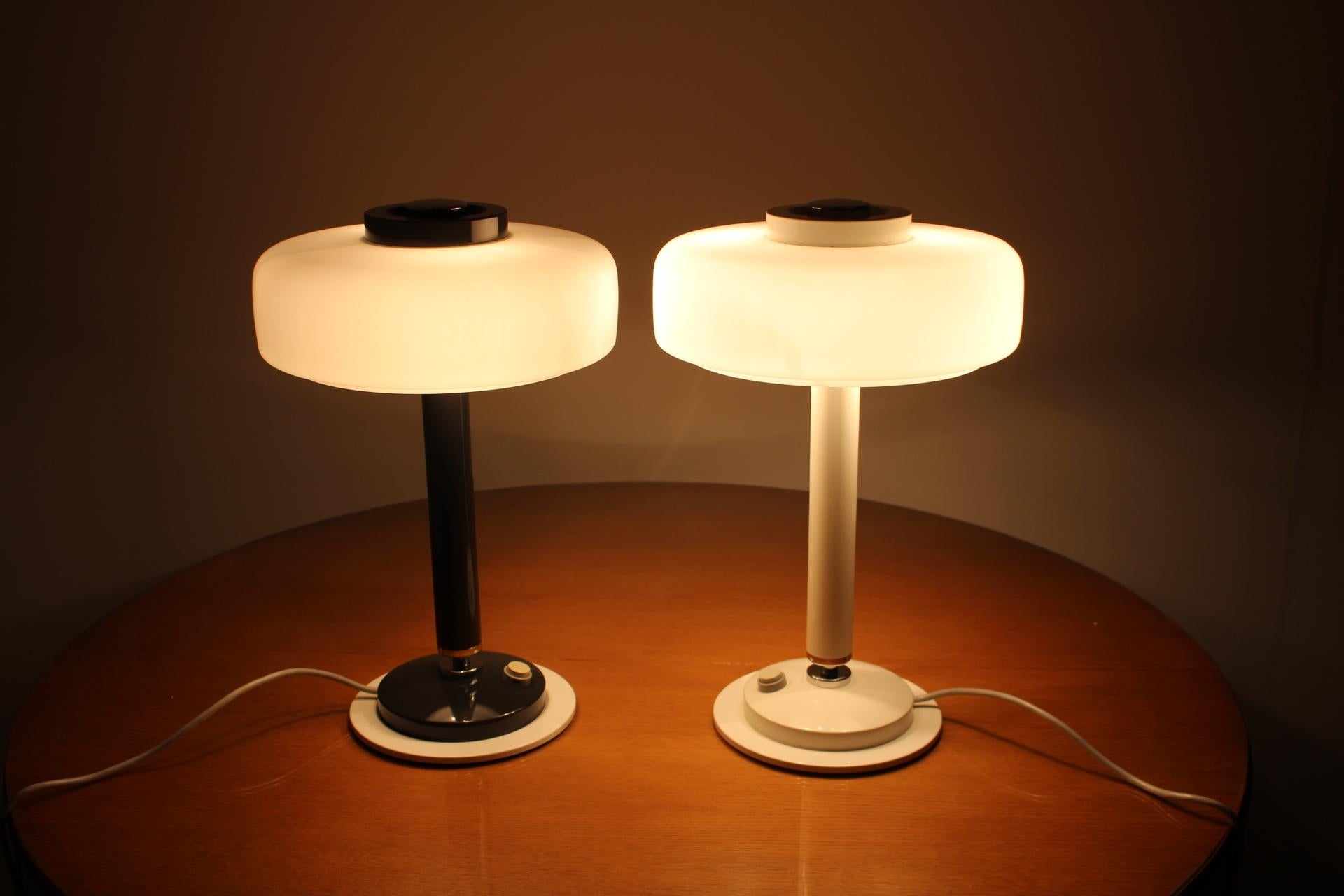 Juego de dos raras lámparas de mesa en blanco y negro/ Napako, años 60 en venta 5