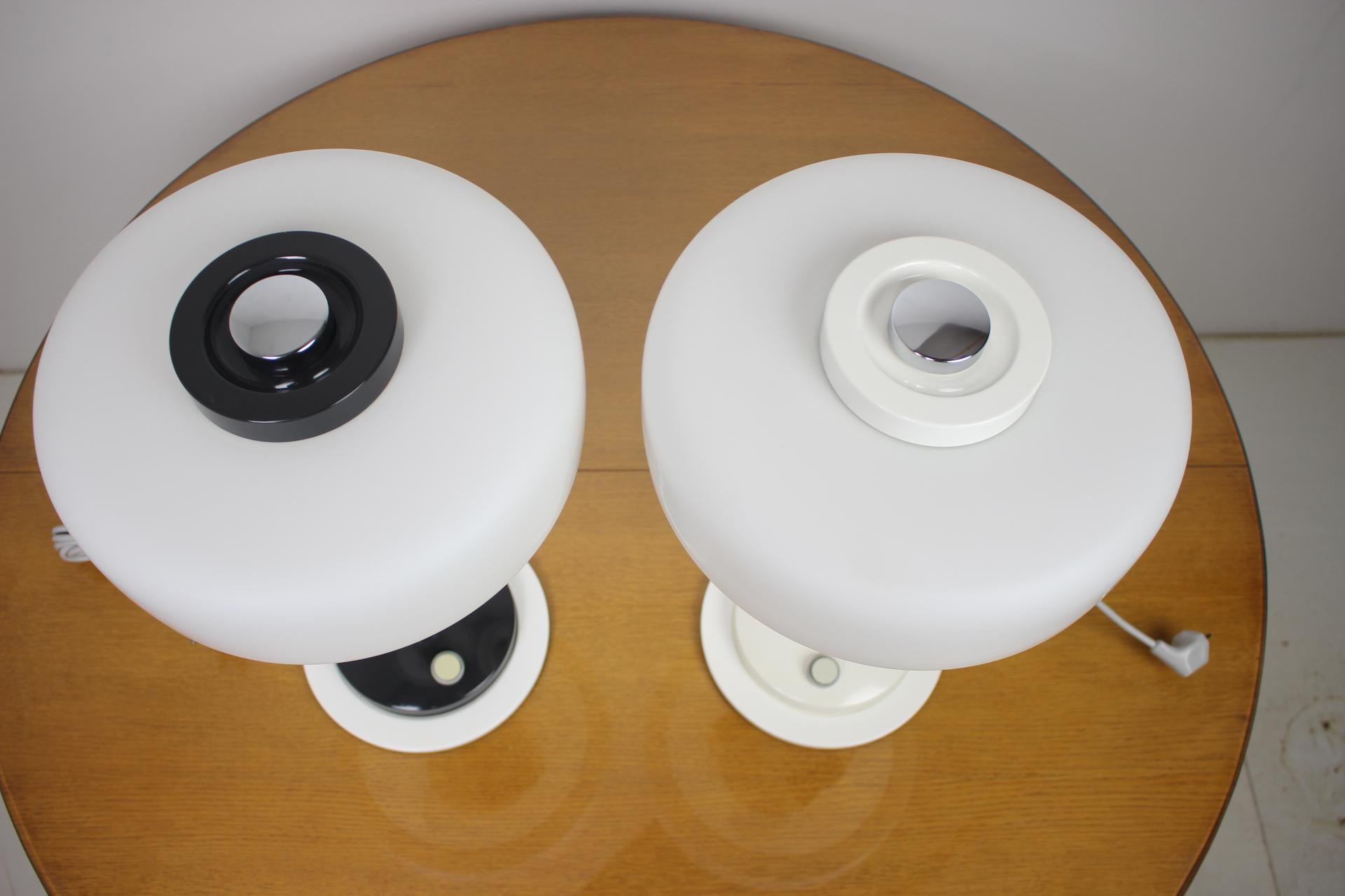 Juego de dos raras lámparas de mesa en blanco y negro/ Napako, años 60 Moderno de mediados de siglo en venta