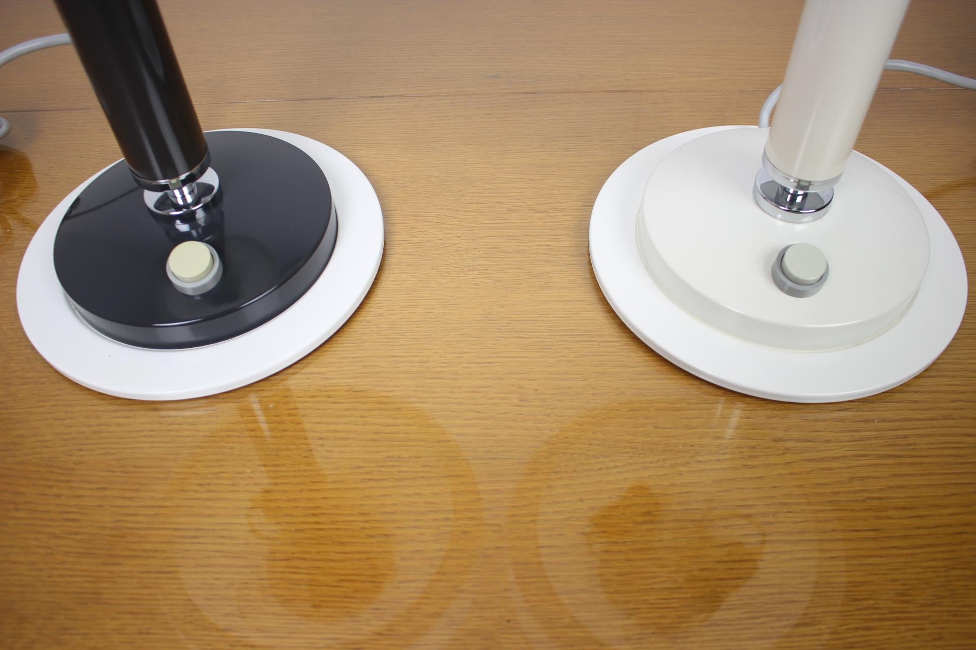 Juego de dos raras lámparas de mesa en blanco y negro/ Napako, años 60 Checo en venta