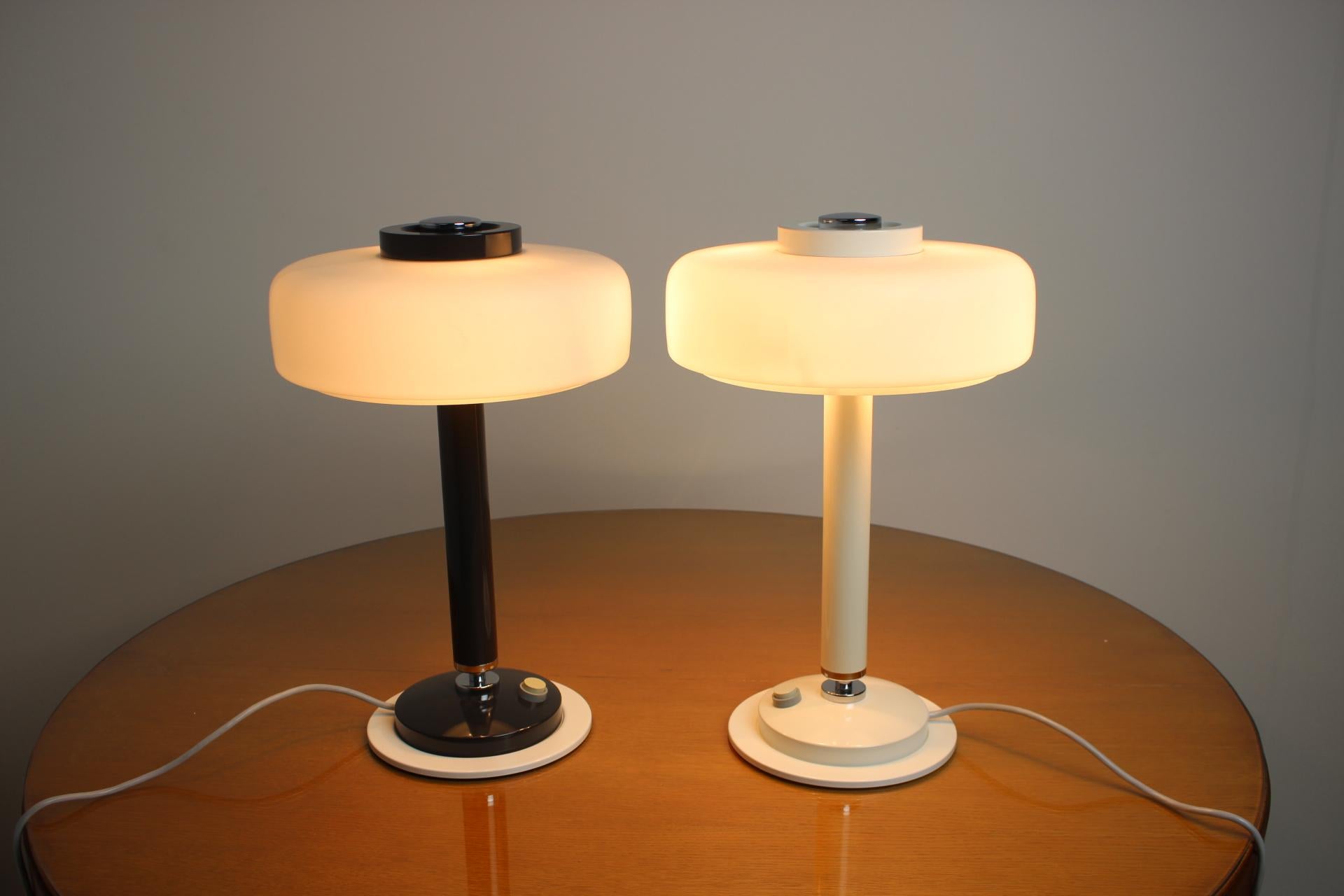 Juego de dos raras lámparas de mesa en blanco y negro/ Napako, años 60 en venta 2