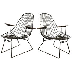 Ensemble de deux rares fauteuils en fil métallique noir avec accoudoirs en bois, vers 1960