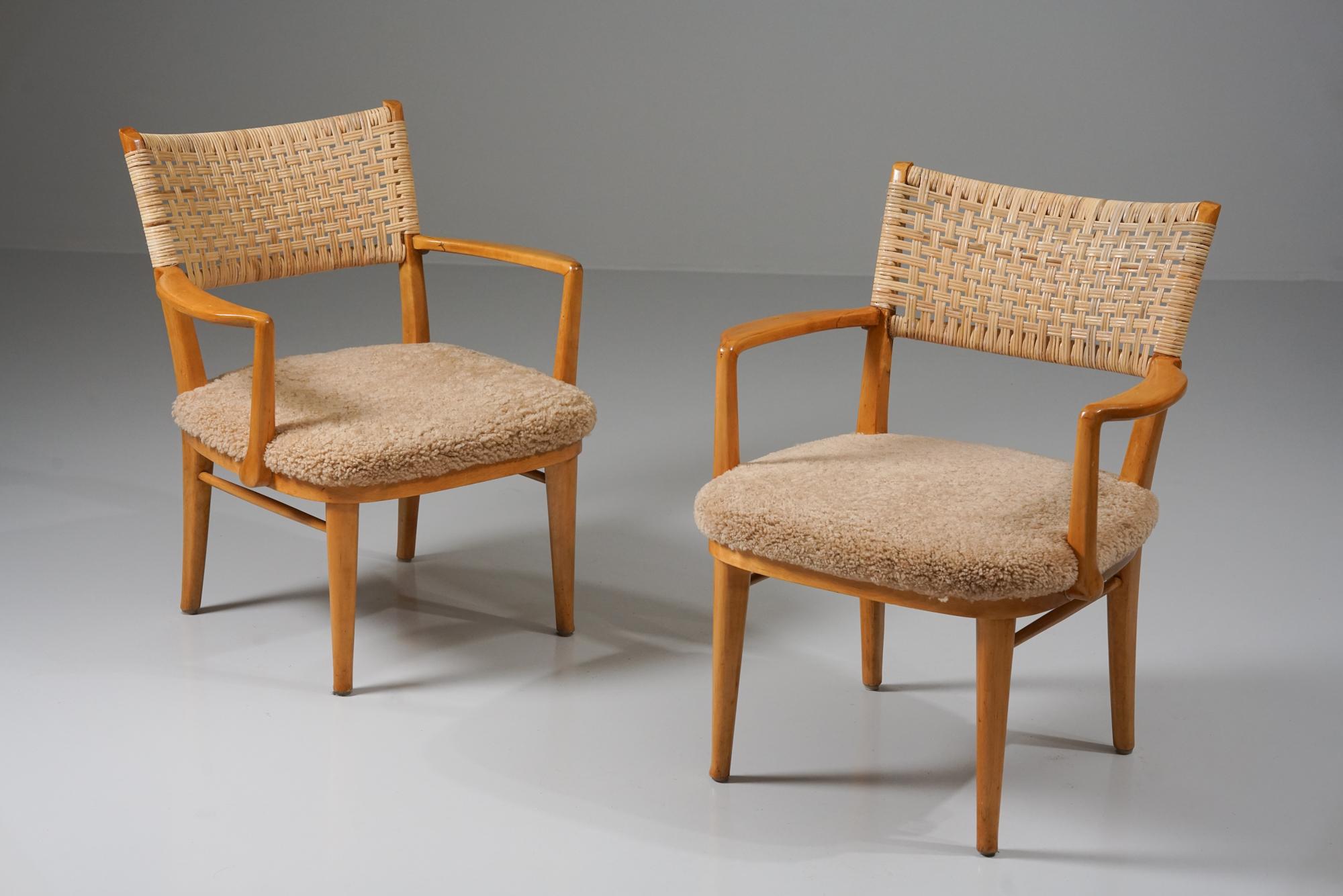 Conjunto de dos sillas, diseño Arttu Brummer, Finlandia, década de 1940. Las cátedras son de la Universidad de Helsinki. Estructura de abedul con respaldo de ratán. Tapicería de borreguillo. Buen estado vintage, pátina acorde con la edad y el uso.