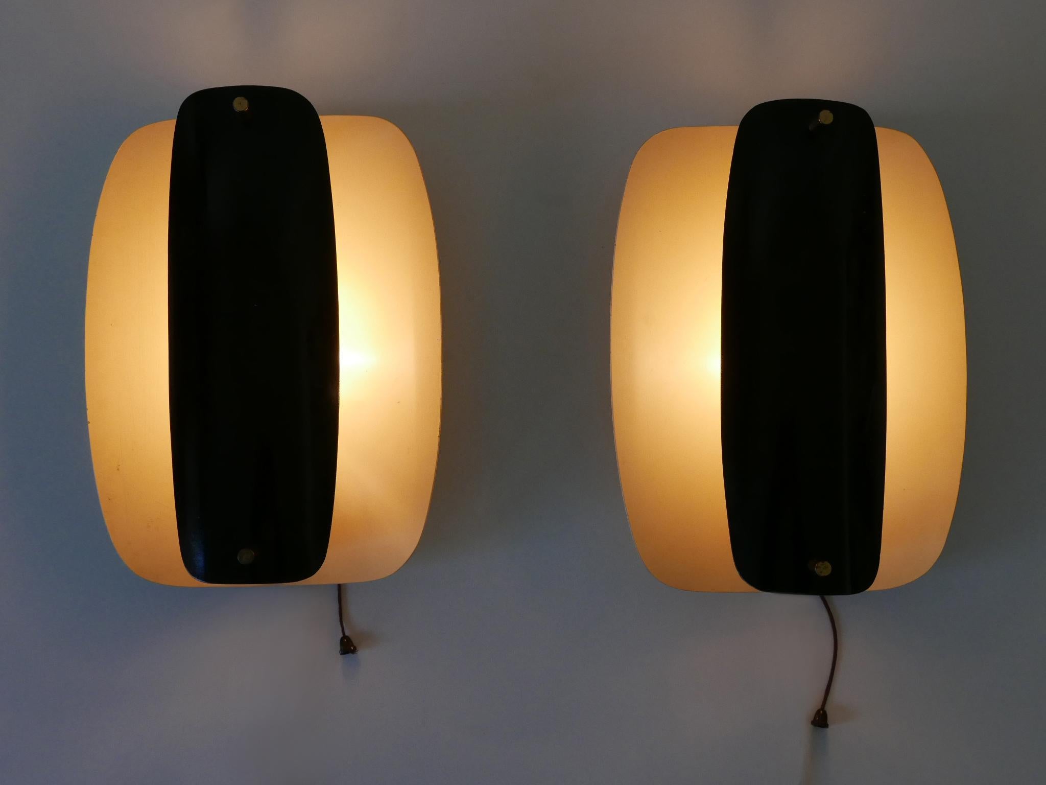 Set aus zwei eleganten und sehr dekorativen Mid-Century Modern Wandleuchten mit verstellbarem Reflektor. Kann vertikal oder horizontal montiert werden. Entworfen und hergestellt wahrscheinlich in Deutschland, 1960er Jahre.

Ausgeführt in Messing,