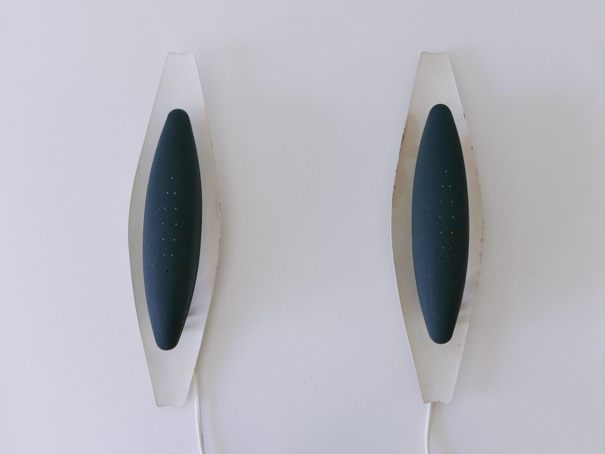Set of Two Rare & Elegant Mid Century Modern Sconces or Wall Lights Sweden 1950s Moderno de mediados de siglo en venta