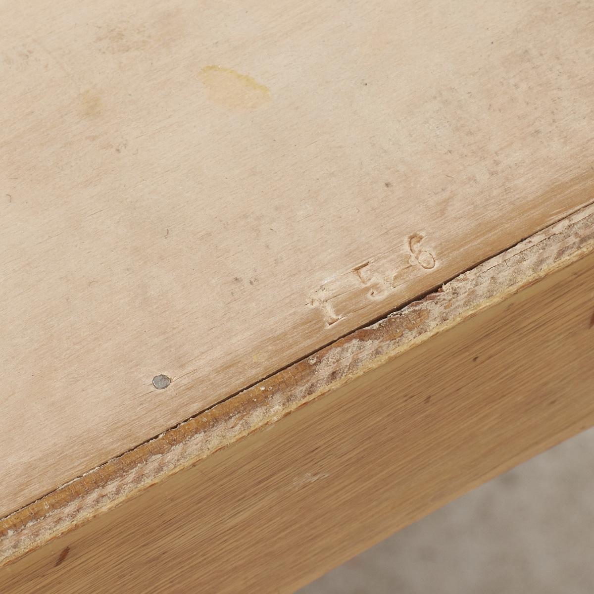 Ingegnere di formazione, Gerald Summers (1899-1967) si dedicò presto alla produzione emergente di mobili in compensato. Divenne un designer molto apprezzato e gli fu chiesto di arredare l'Isokon Building di Hampstead, un'icona del pensiero