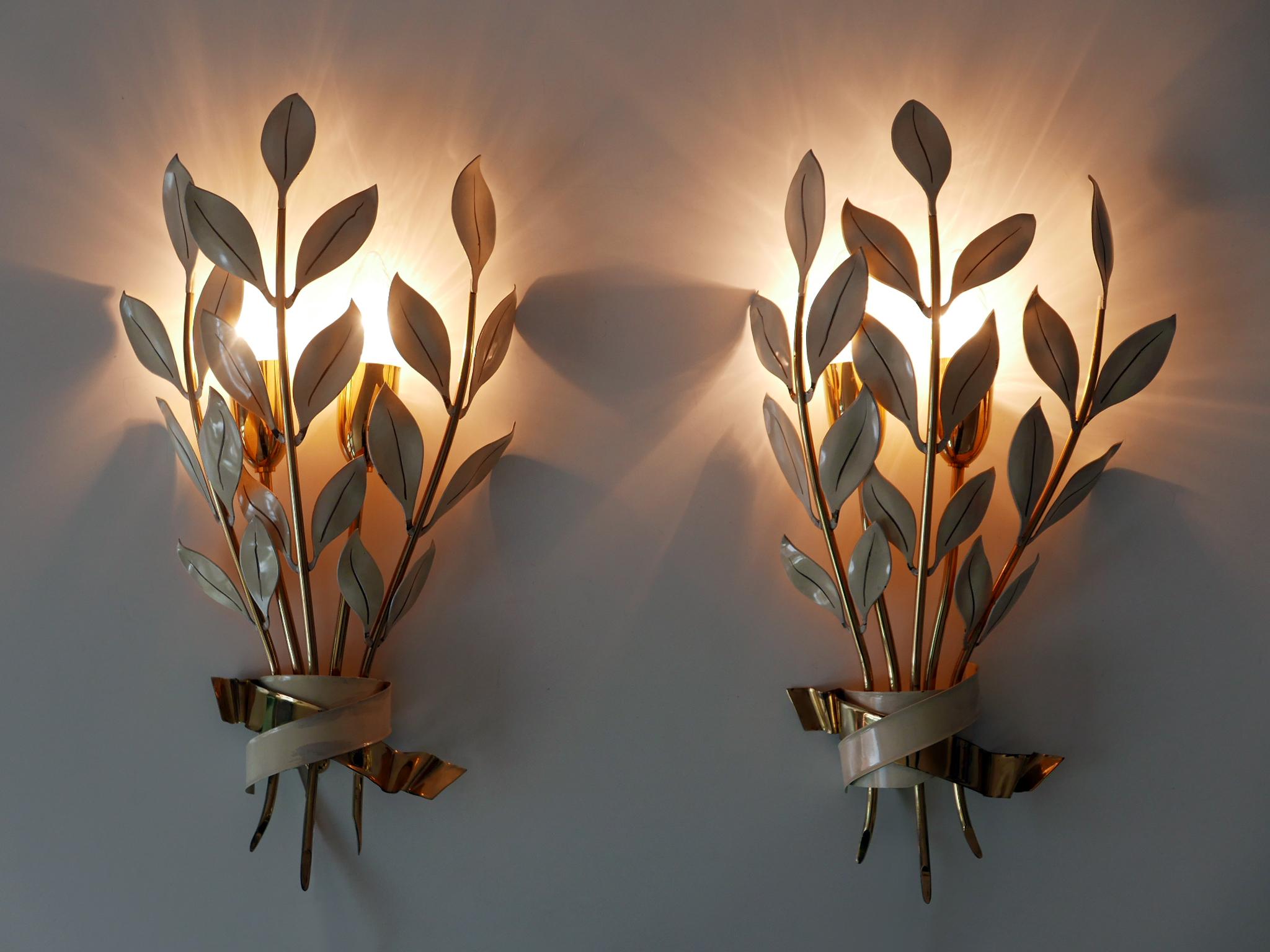 Set di due rare e altamente decorative applique o lampade da parete del Mid Century Modern a forma di bouquet di alloro. Progettato e prodotto da Vereinigte Werkstätten München, Germania, 1950.

Realizzata in ottone parzialmente smaltato, ogni