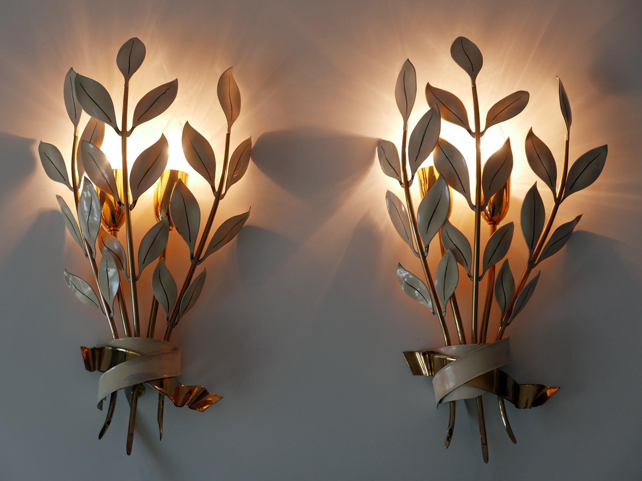 Smaltato Set di due rare lampade a forma di bouquet di alloro di Vereinigte Werkstätten München 1950 in vendita