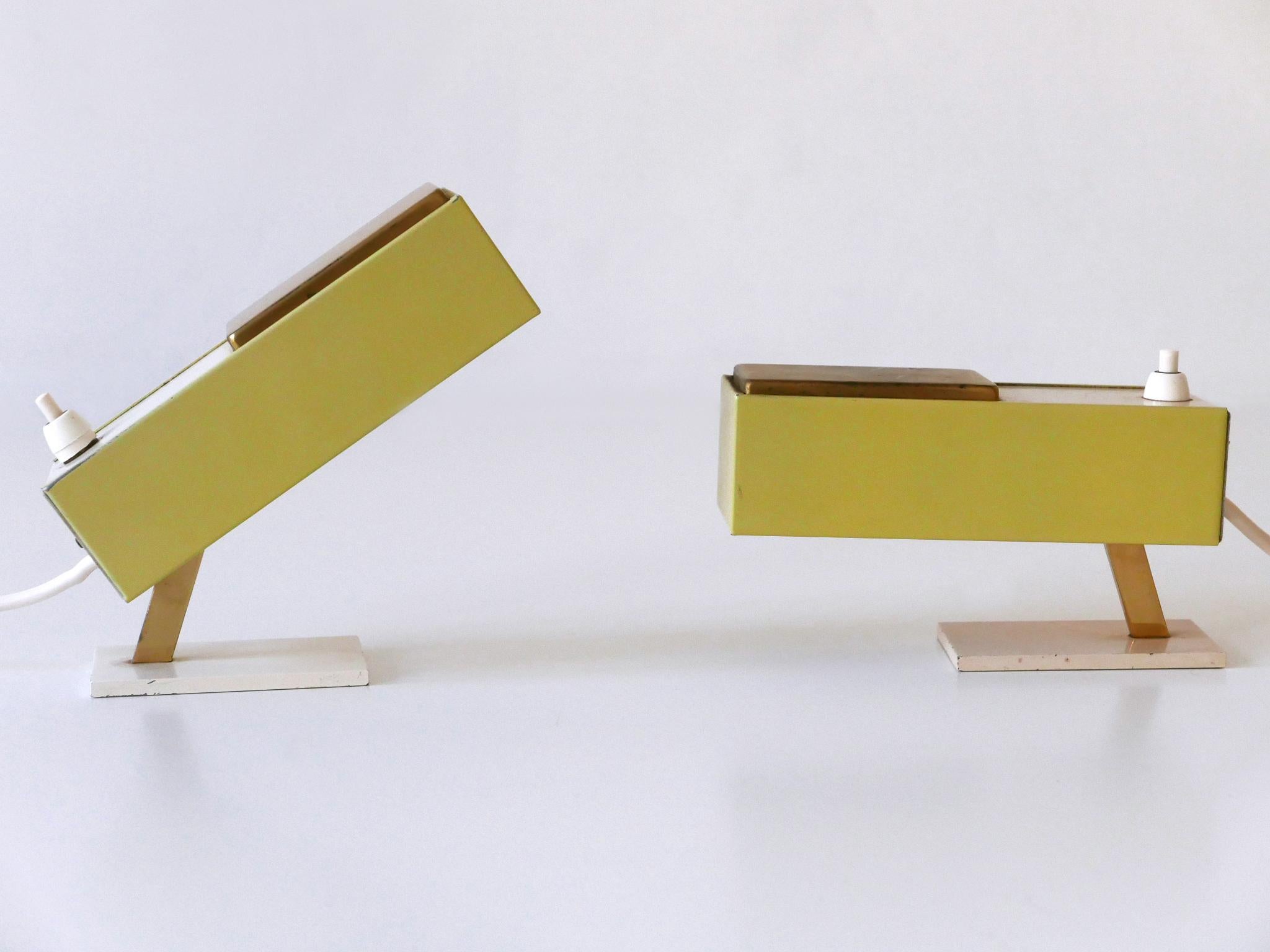 Ensemble de deux lampes de chevet rares et ravissantes de style moderne du milieu du siècle, avec des abat-jour réglables en hauteur. Conçue et fabriquée en Allemagne, dans les années 1950.

Réalisée en laiton et en métal, chaque lampe est livrée