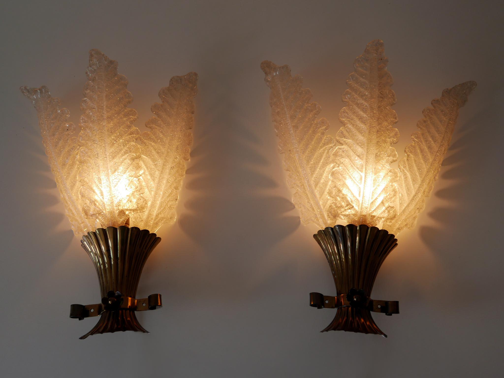 Set di due rare e altamente decorative applique o lampade da parete in vetro di Murano della metà del secolo scorso a forma di mazzo di foglie d'acanto. Progettato e prodotto probabilmente da Barovier&Toso, Italia, anni Cinquanta.

Realizzata in