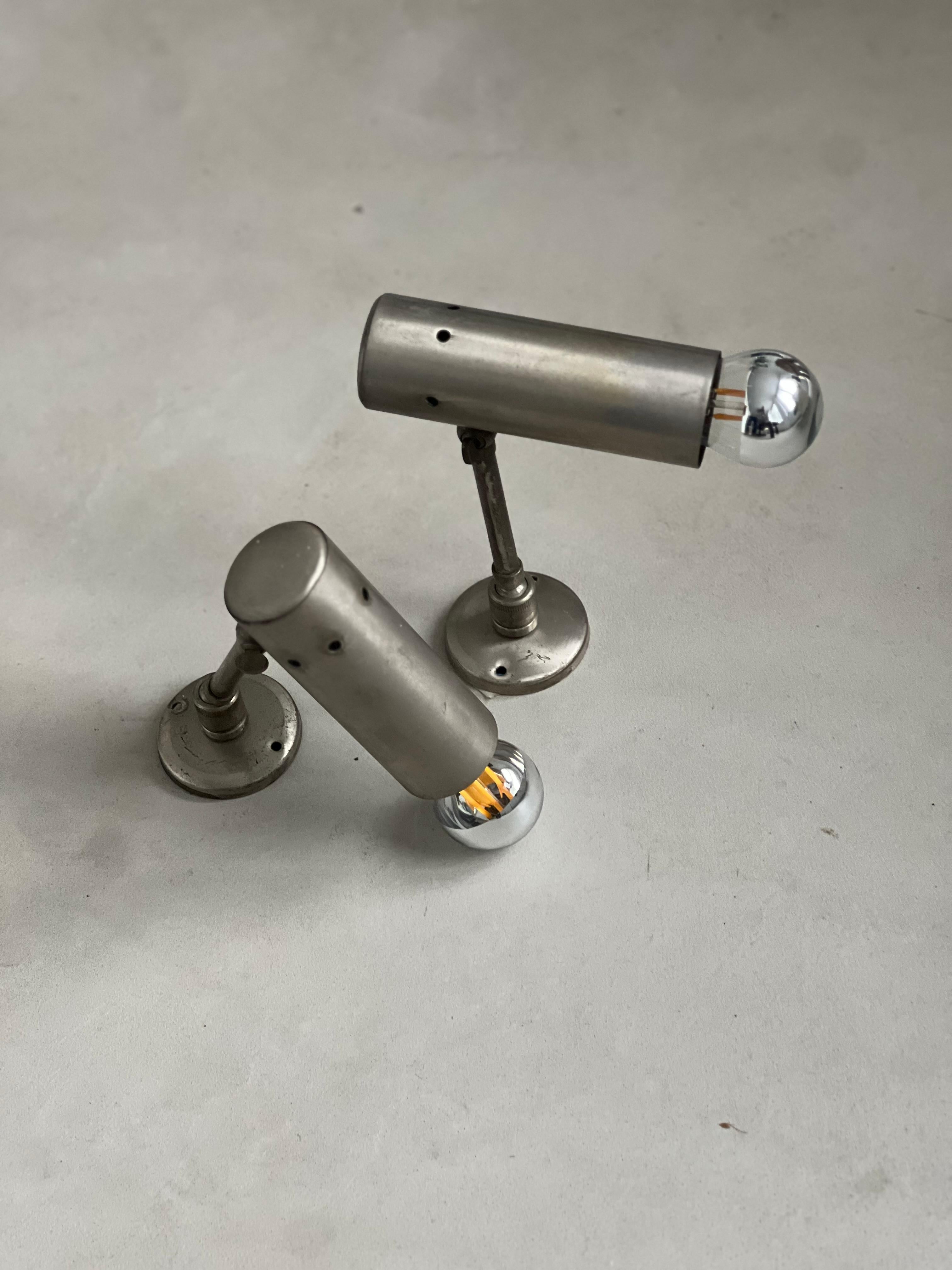 Gallery Lights - Mid-Century Modern Spotlights - Decorative Lights

Ensemble de 2 spots modernes du milieu du siècle, rares et finement fabriqués en Italie dans les années 1950/60, avec une construction à double charnière qui permet de les incliner