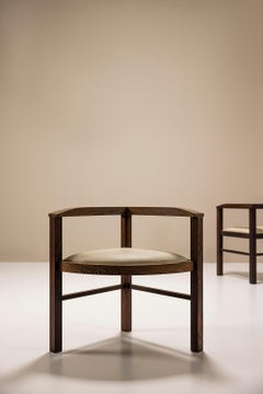 Set di due sedie angolari razionaliste in wengé e pelle, Italia anni '80