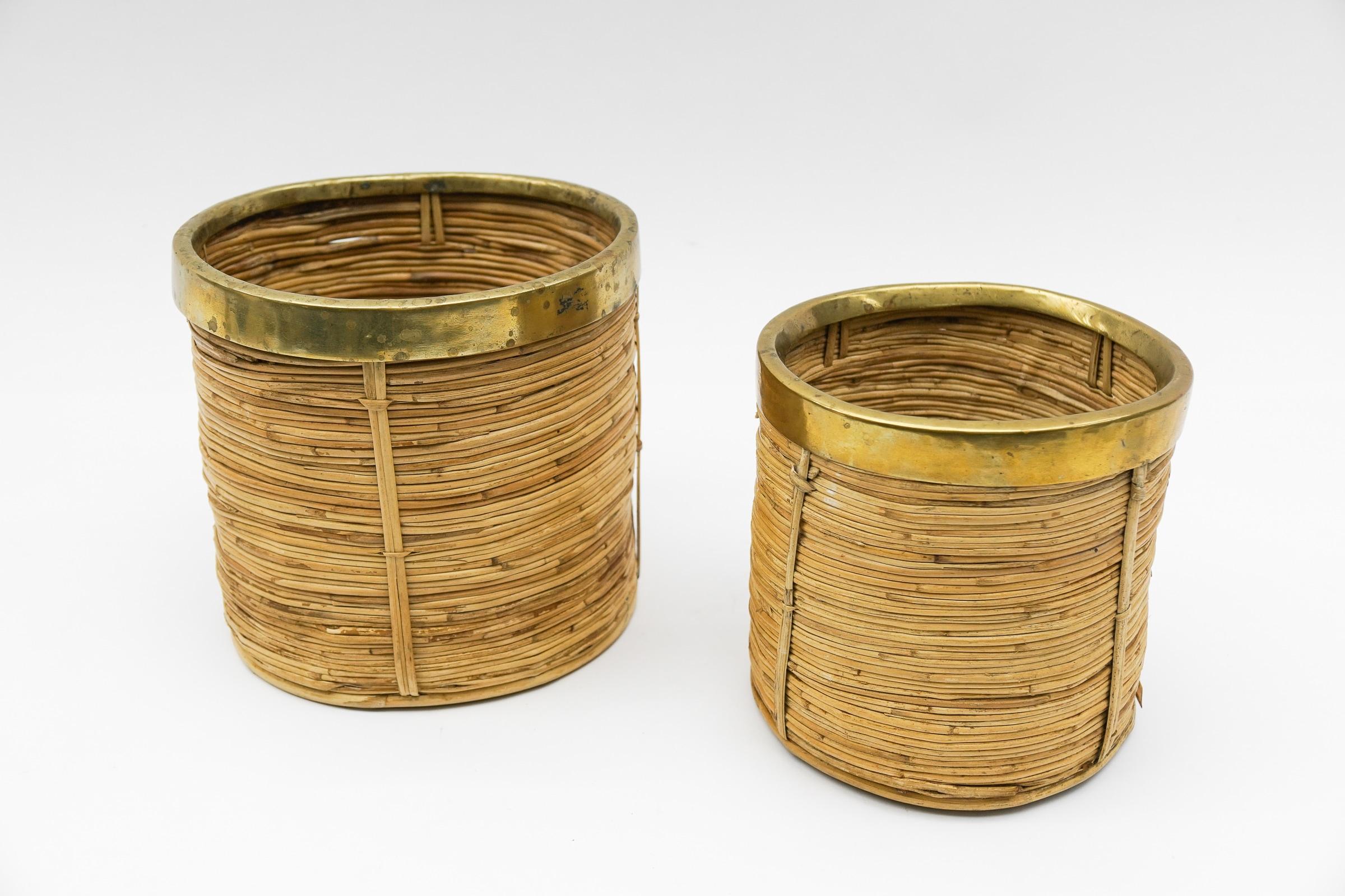 Juego de dos maceteros artesanales de ratán y latón de mediados de siglo, Austria, años 50 Moderno de mediados de siglo en venta