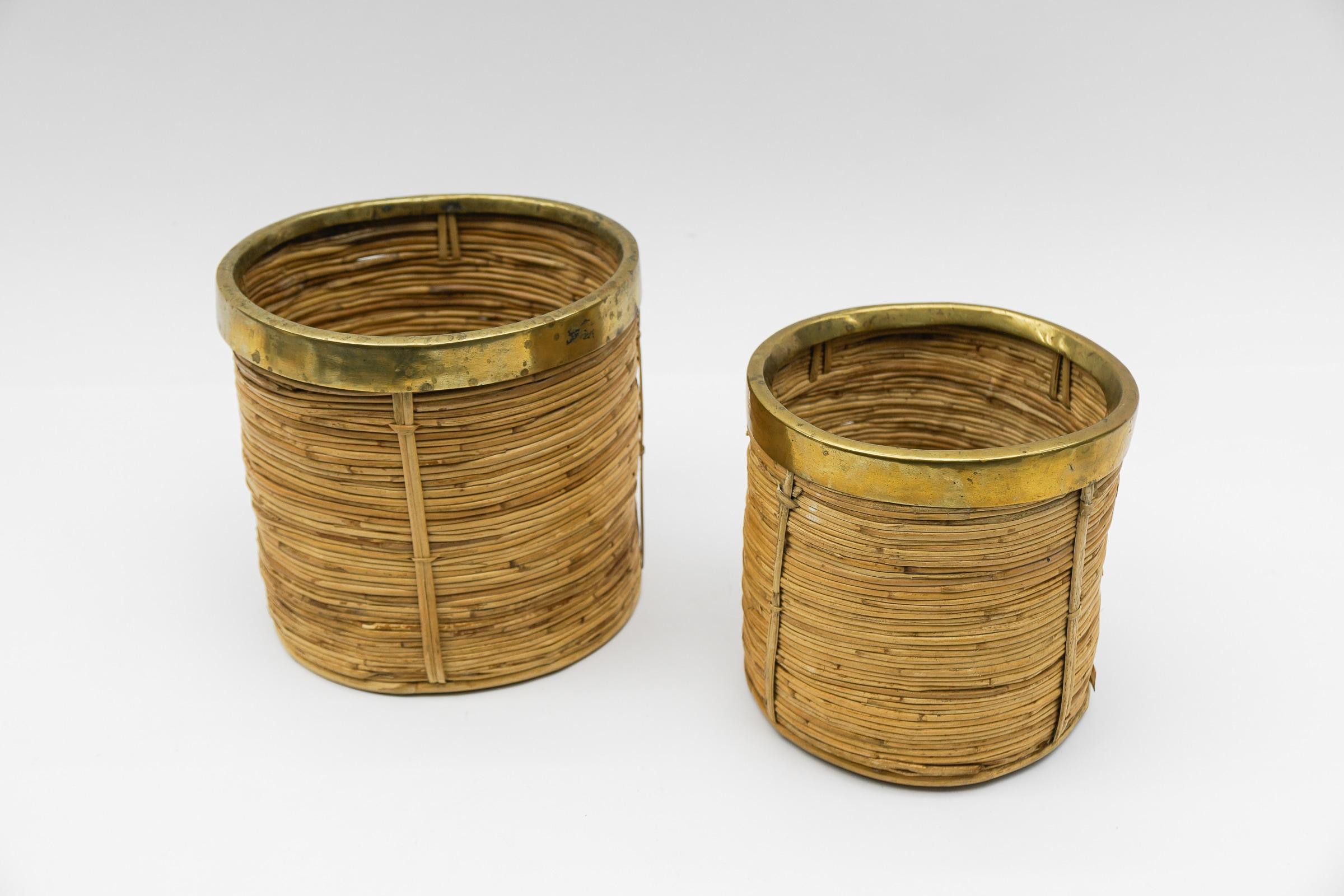 Juego de dos maceteros artesanales de ratán y latón de mediados de siglo, Austria, años 50 en Bueno estado para la venta en Nürnberg, Bayern