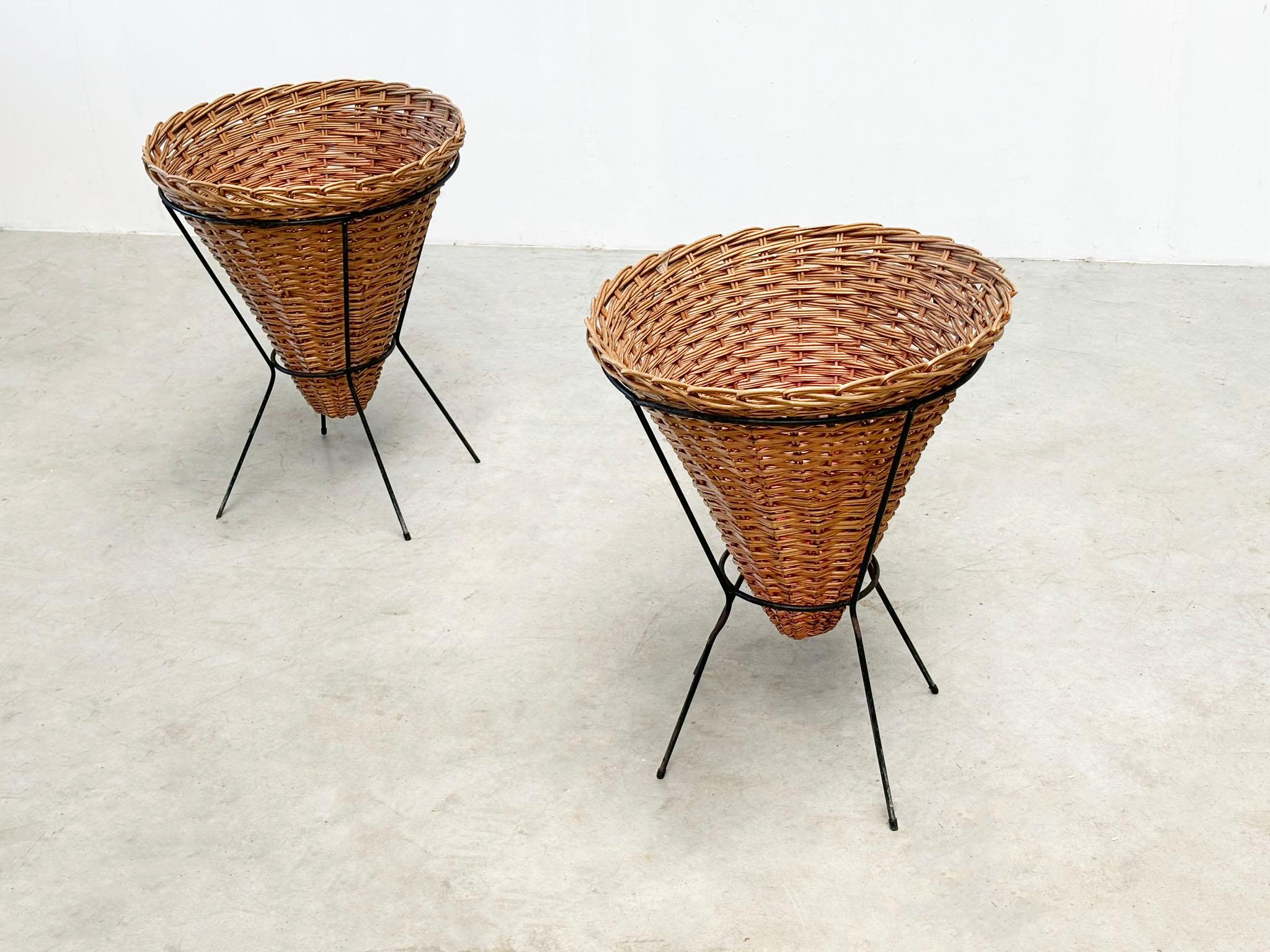 Fine XX secolo Set di due cesti in rattan in vendita