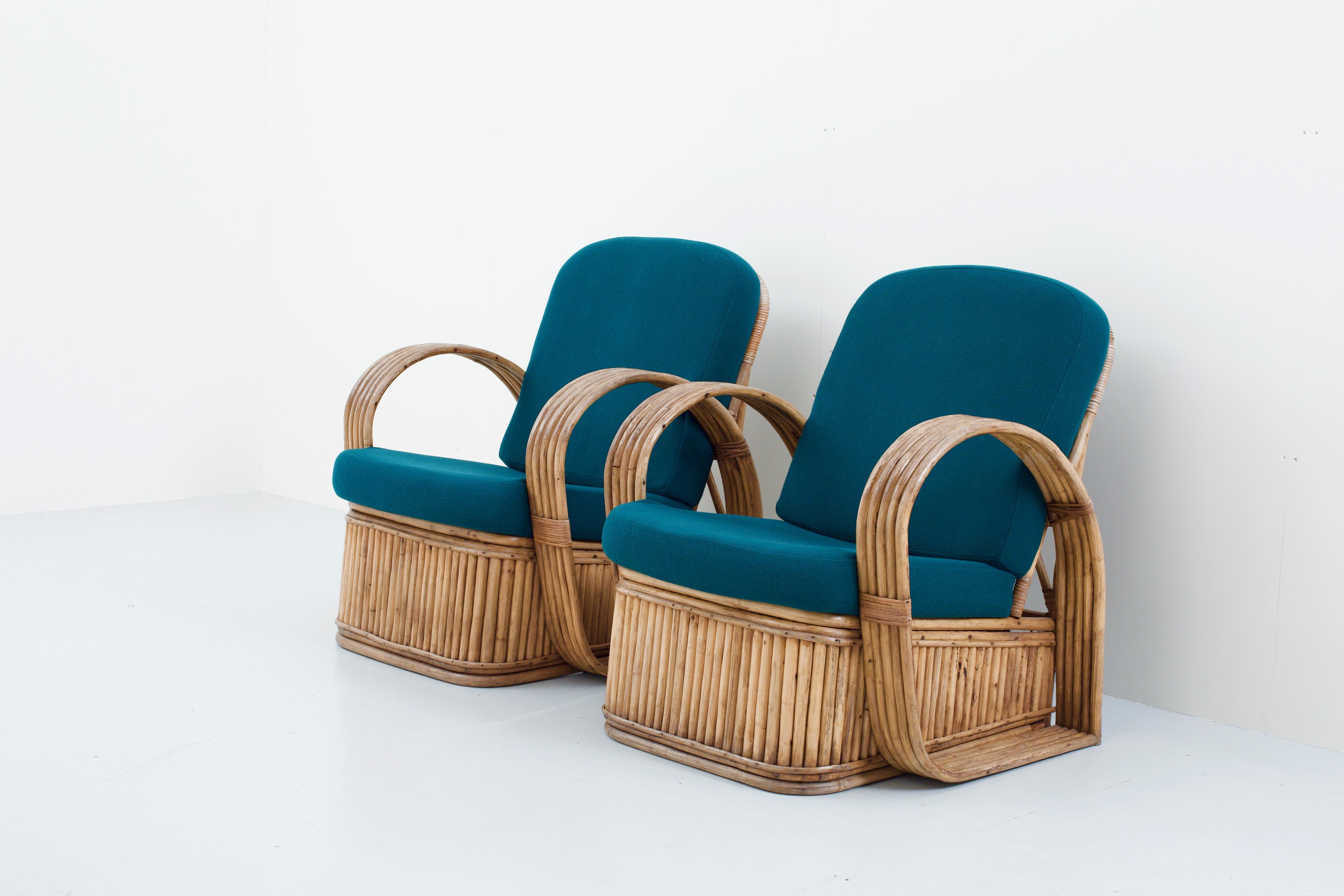 Deux chaises en rotin typiquement bohémiennes en très bon état. Les coussins ont été récemment retapissés avec de la laine verte, ce qui leur confère une certaine fraîcheur. Le design est frappant en raison du contraste entre les pieds arrondis des