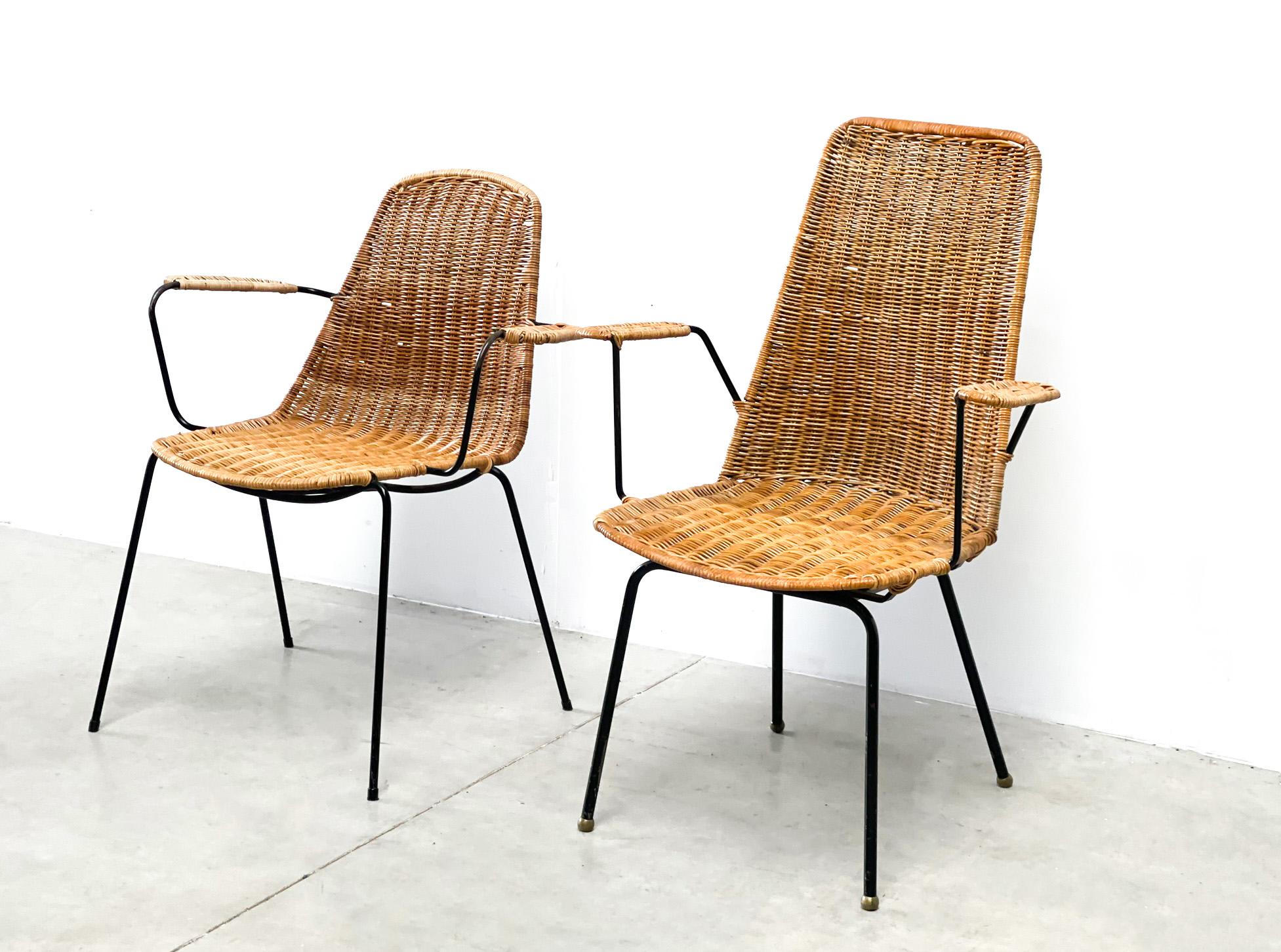 Ensemble de 2 chaises en rotin. Les chaises ont probablement été fabriquées dans les années 60 en France. Elles sont très proches des chaises en rotin du designer italien Gian Franco Legler et du designer néerlandais Dirk Van Sliedregt. Seulement,