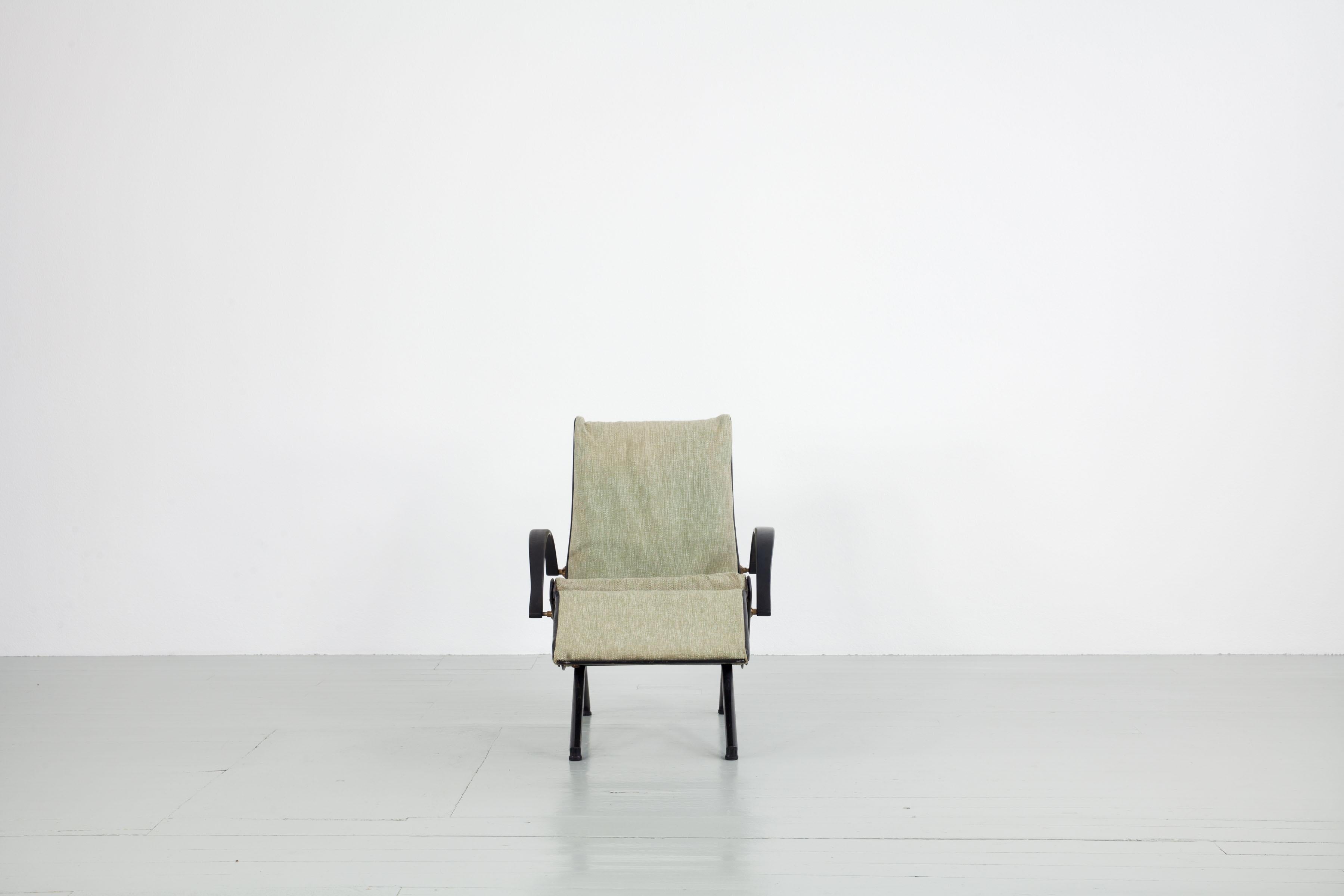 Ensemble de deux fauteuils de relaxation - tout premier design d'Osvaldo Borsani, Italie, années 1950. Les fauteuils inclinables sont en état d'origine et comportent un repose-jambes pliant.
 