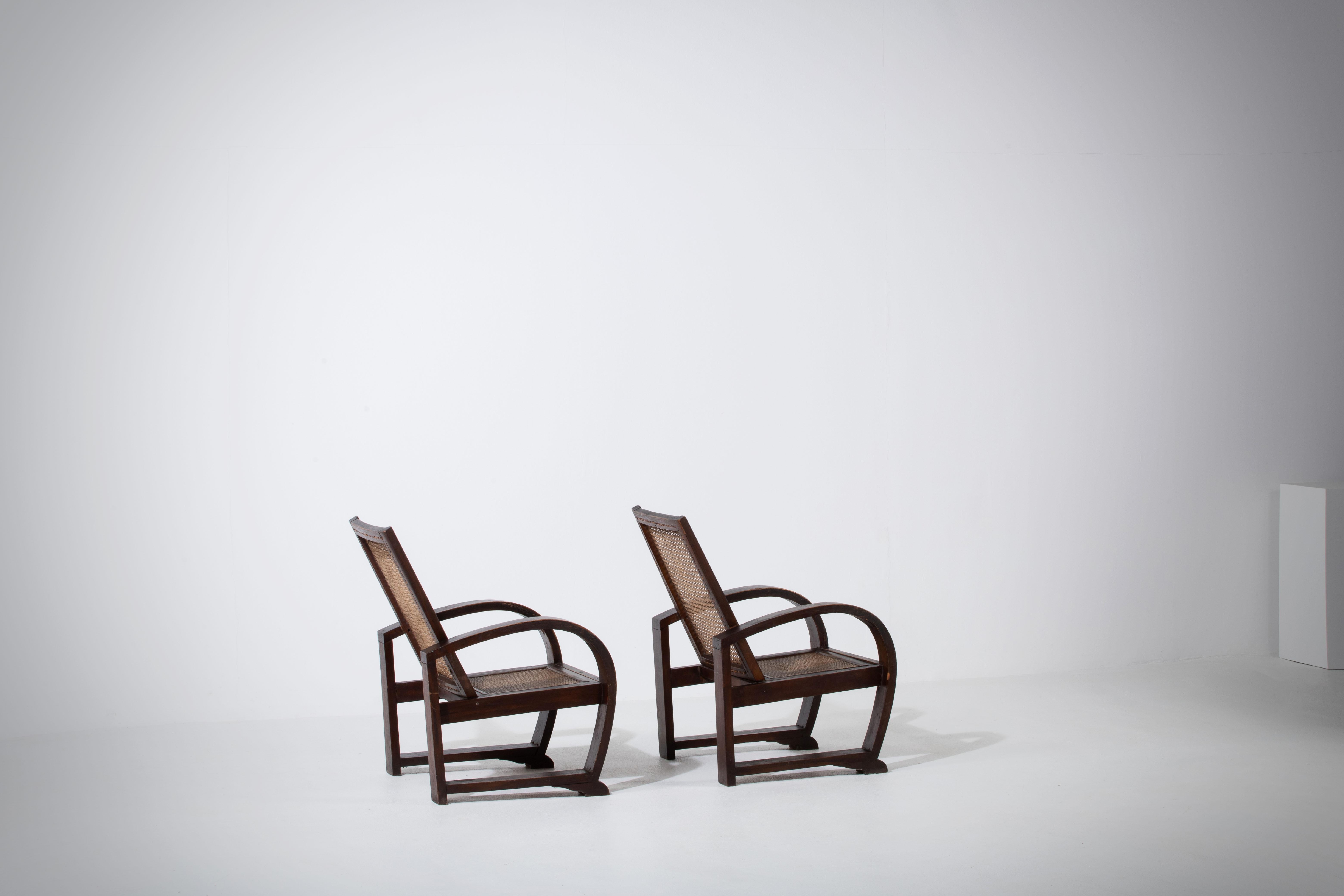 Mid-Century Modern Ensemble de deux fauteuils de reconstruction en noyer, années 1940, France en vente