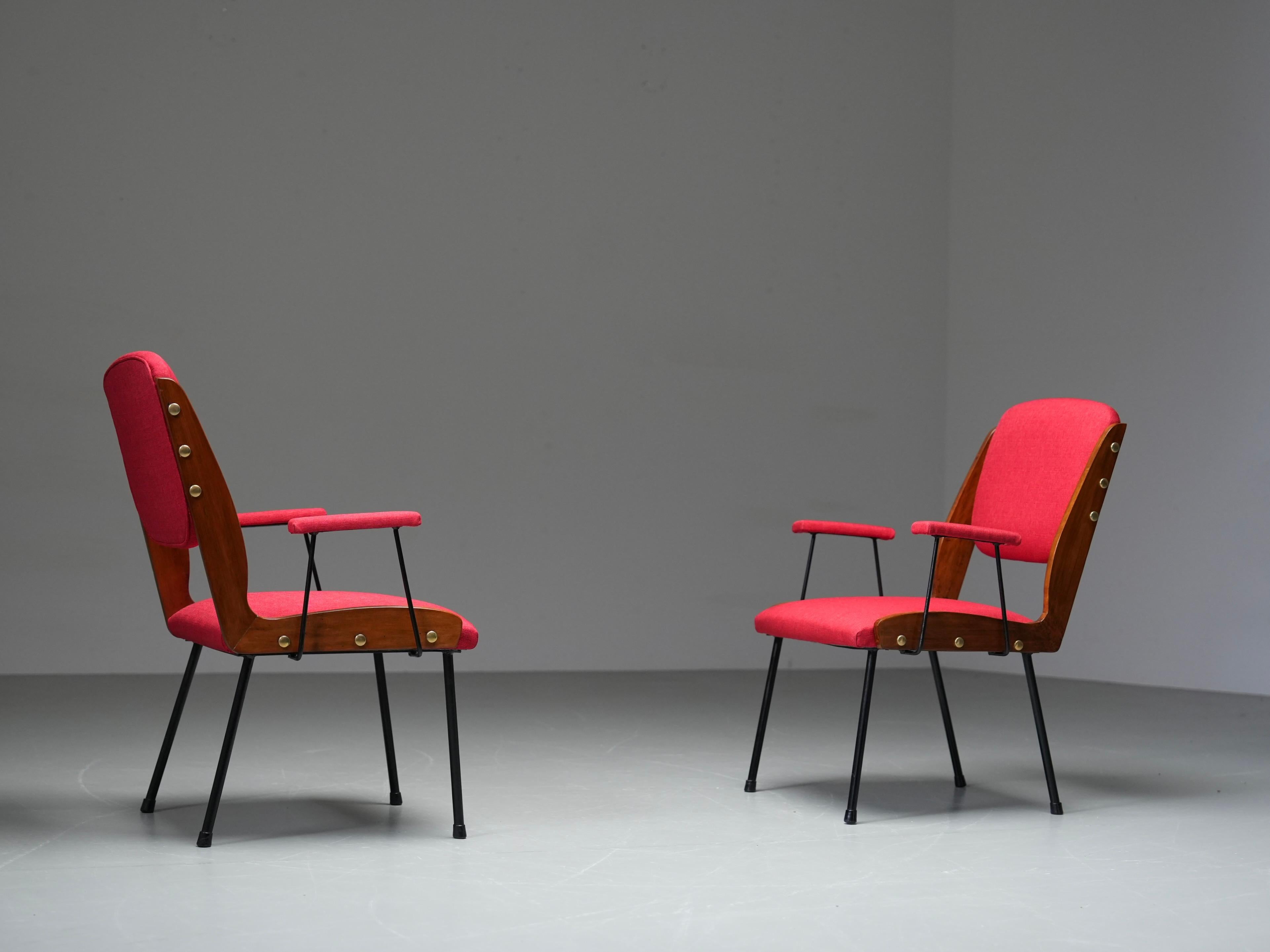 Ensemble de deux fauteuils rouges en laiton et Wood Wood, Italie, années 1960

Ces deux chaises sont dotées d'une structure en métal peint en noir, d'accoudoirs en bois lisse et d'une assise et d'un dossier en tissu rouge récemment retapissés. La