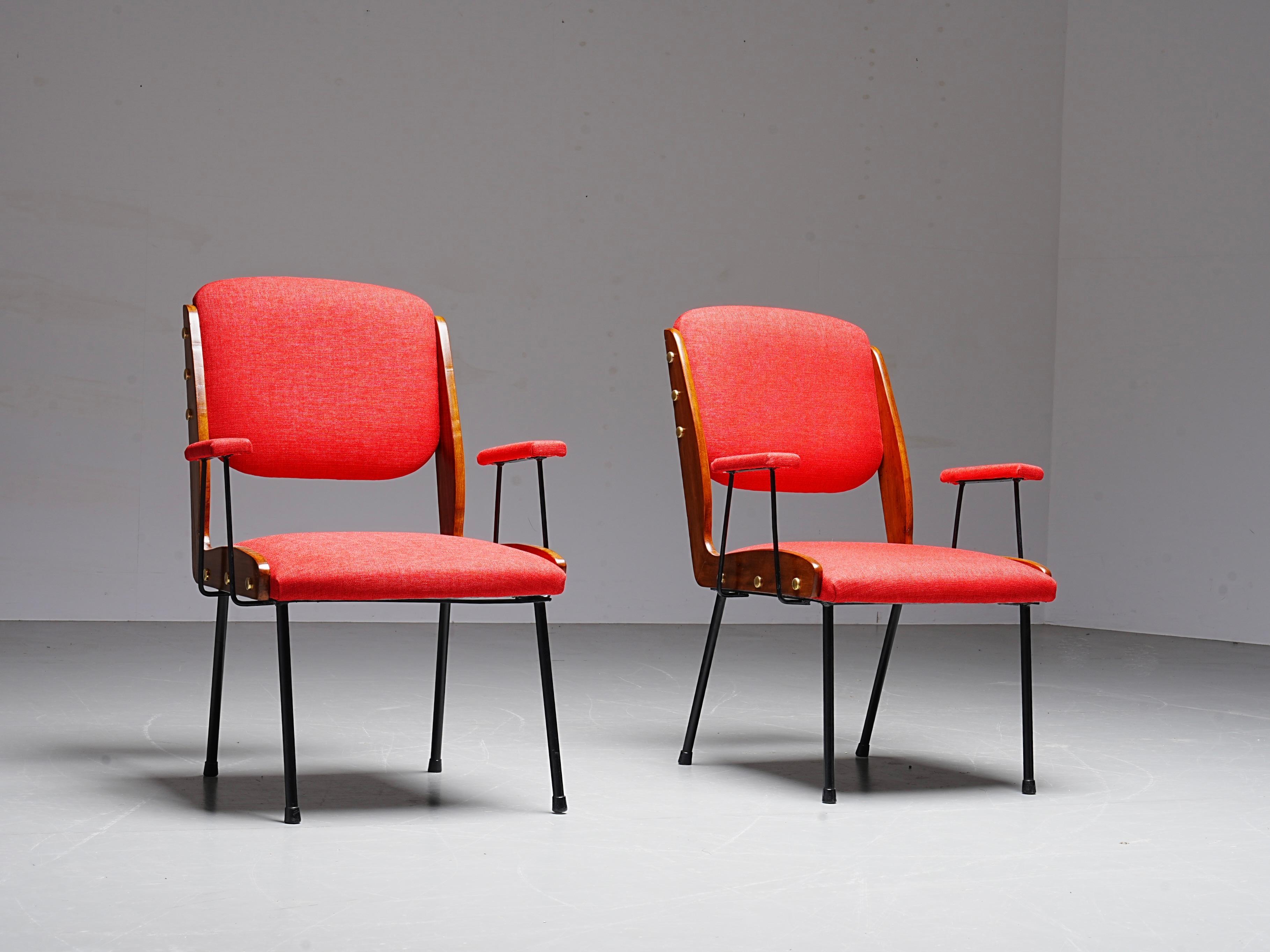 Mid-Century Modern Ensemble de deux fauteuils rouges en laiton et Wood Wood, Italie, années 1960 en vente