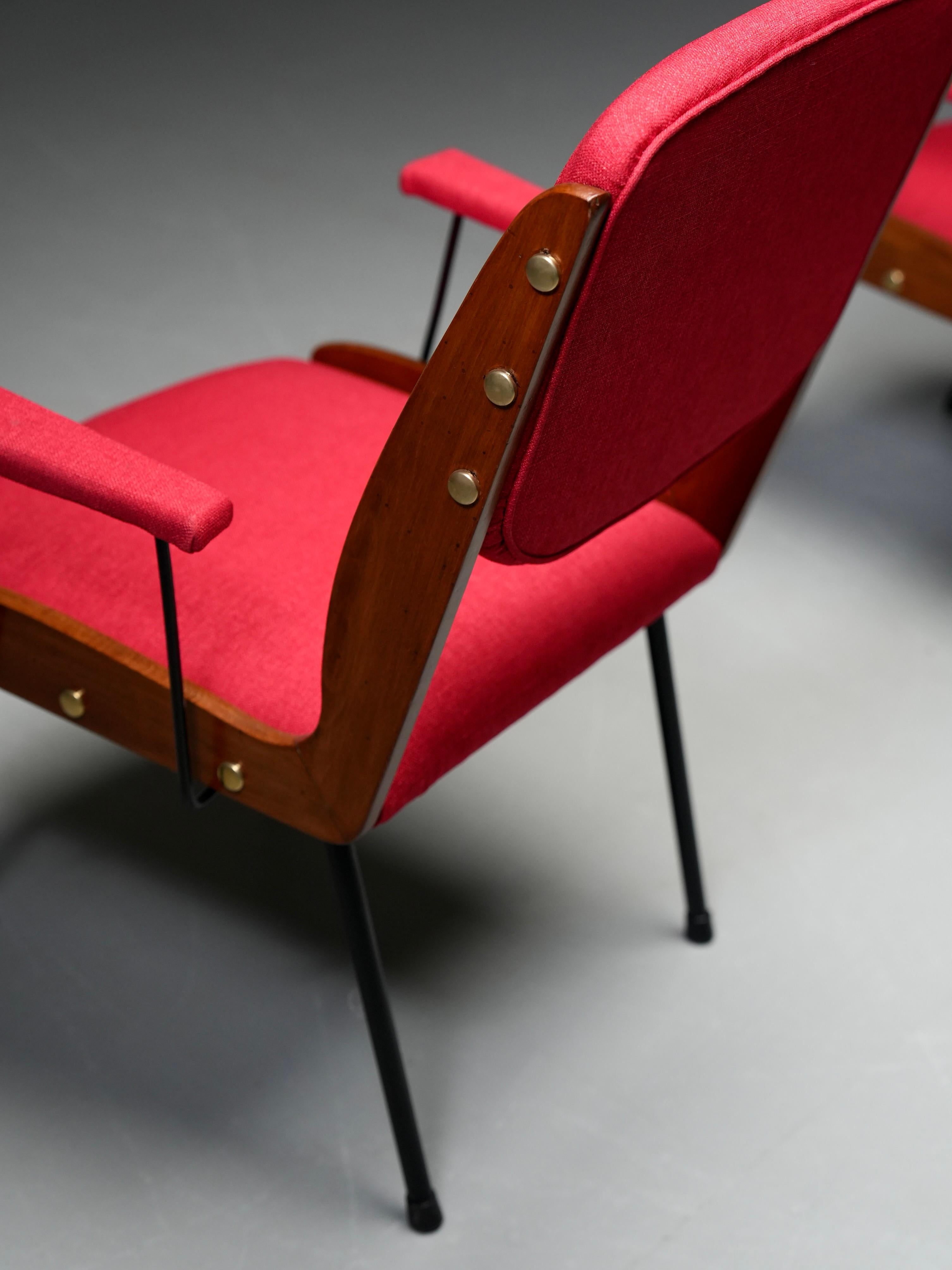 Ensemble de deux fauteuils rouges en laiton et Wood Wood, Italie, années 1960 Bon état - En vente à Uithoorn, NL