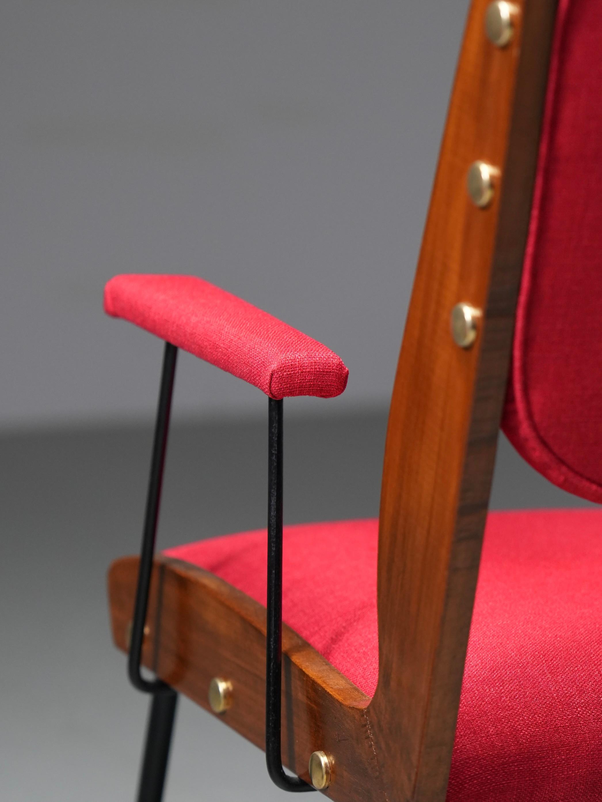 20ième siècle Ensemble de deux fauteuils rouges en laiton et Wood Wood, Italie, années 1960 en vente