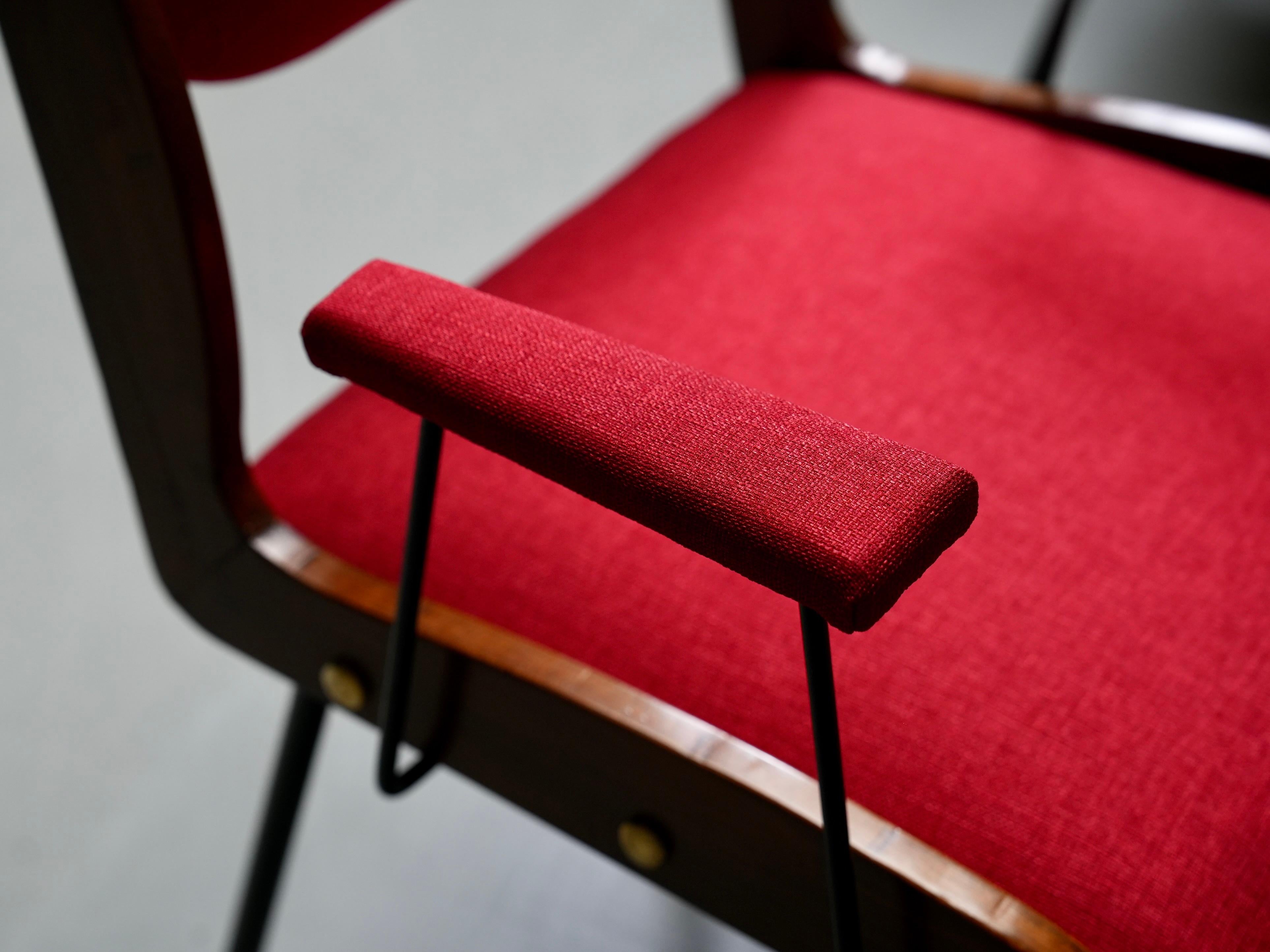 Laiton Ensemble de deux fauteuils rouges en laiton et Wood Wood, Italie, années 1960 en vente