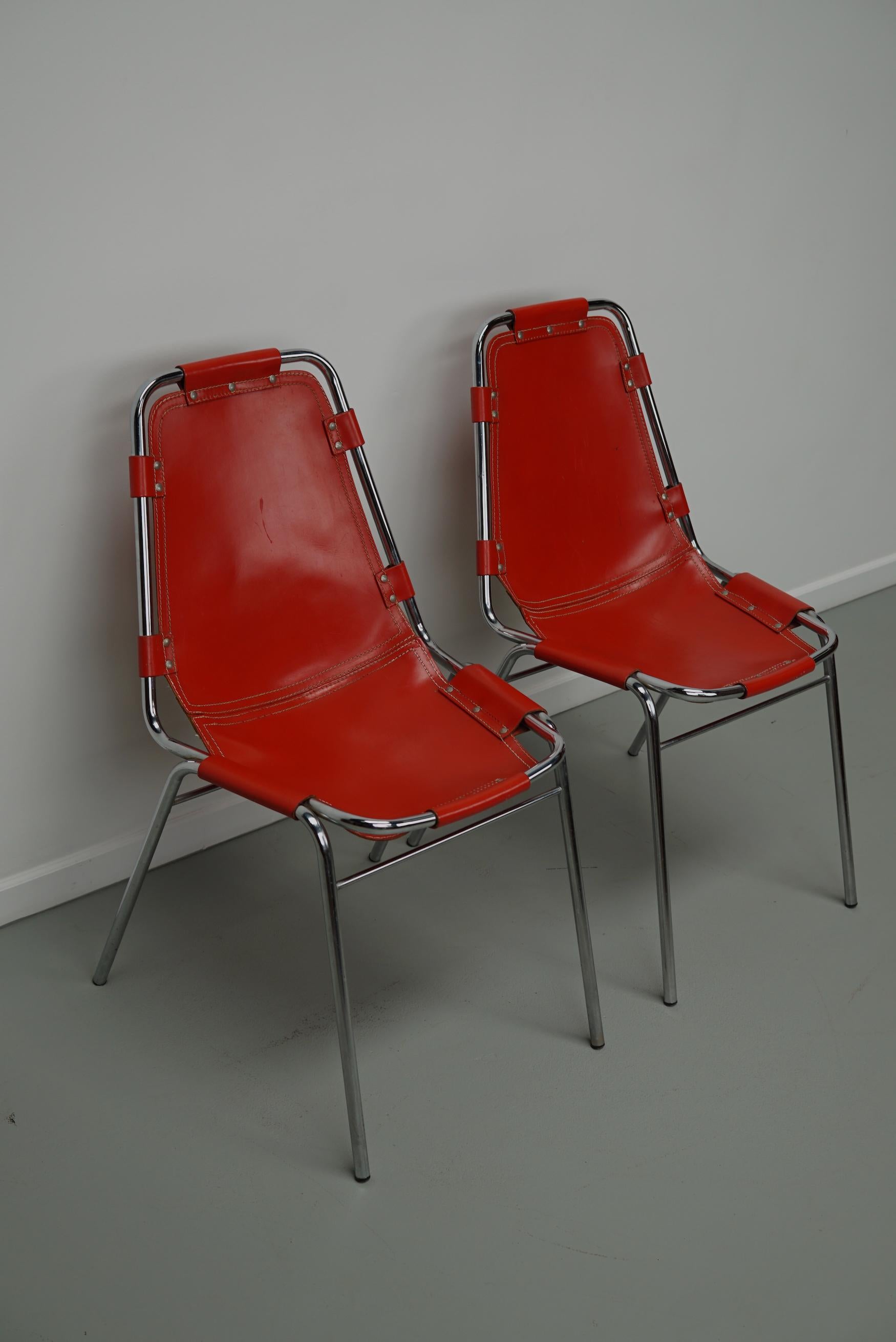 Satz von zwei roten Stühlen von Charlotte Perriand für Les Arcs, 1960er Jahre im Zustand „Gut“ im Angebot in Nijmegen, NL