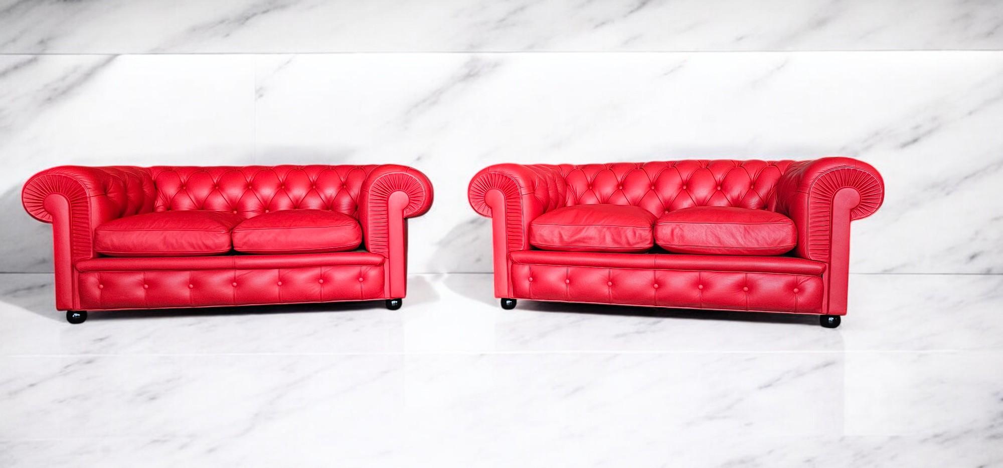 Italiano Set of Two Red Leather Chester Sofa by Poltrona Frau, 1993 in vendita