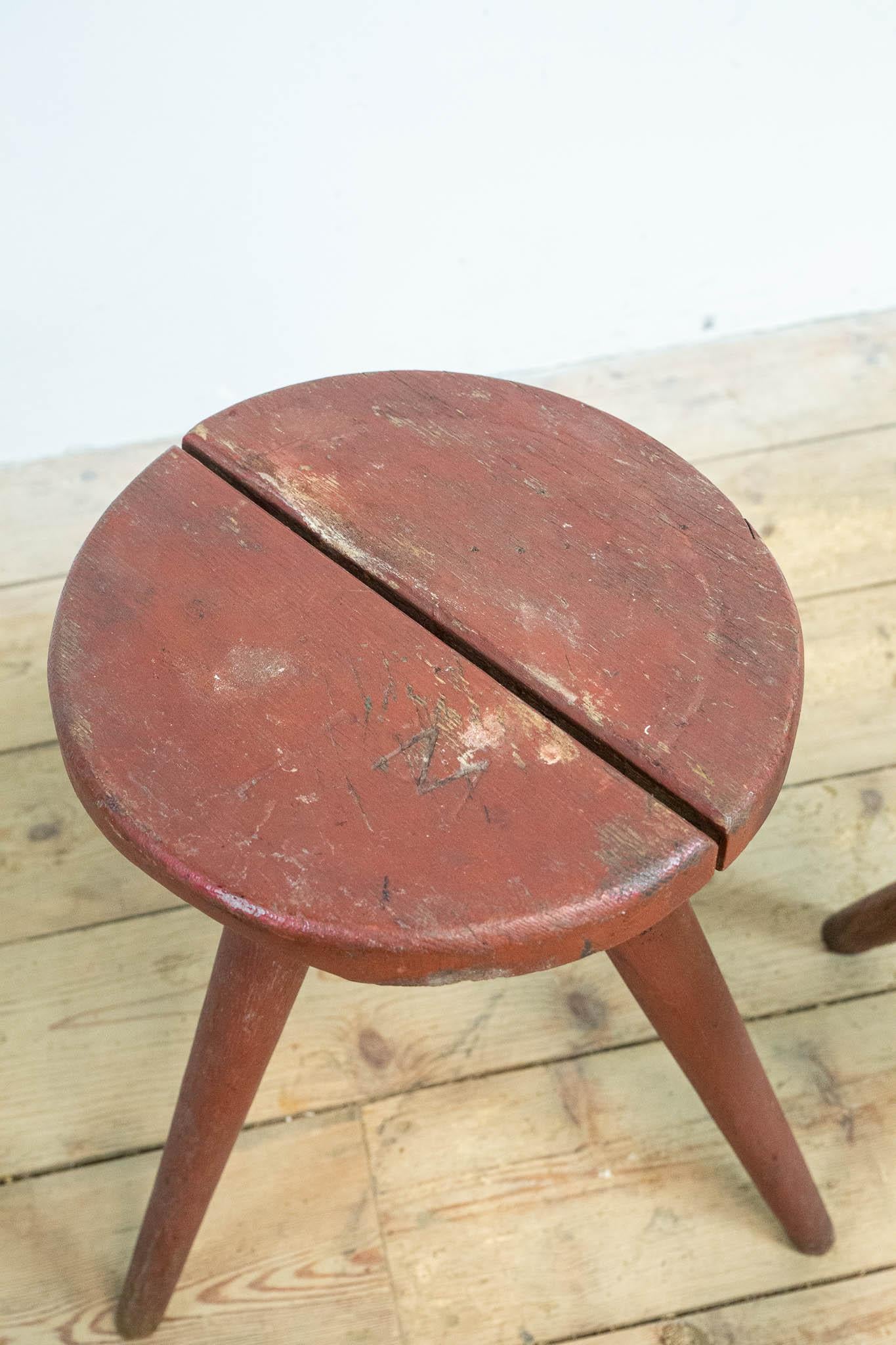 Set of two Red wooden stools In Fair Condition For Sale In Amsterdam, Noord Holland