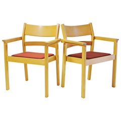 Ensemble de deux fauteuils Hans J. Wegner en hêtre:: avec finition:: tapisserie au choix