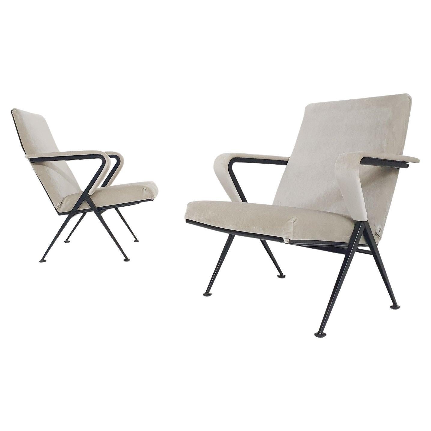 Set of two "Repose" lounge chairs by Friso Kramer for Ahrend de Cirkel For Sale