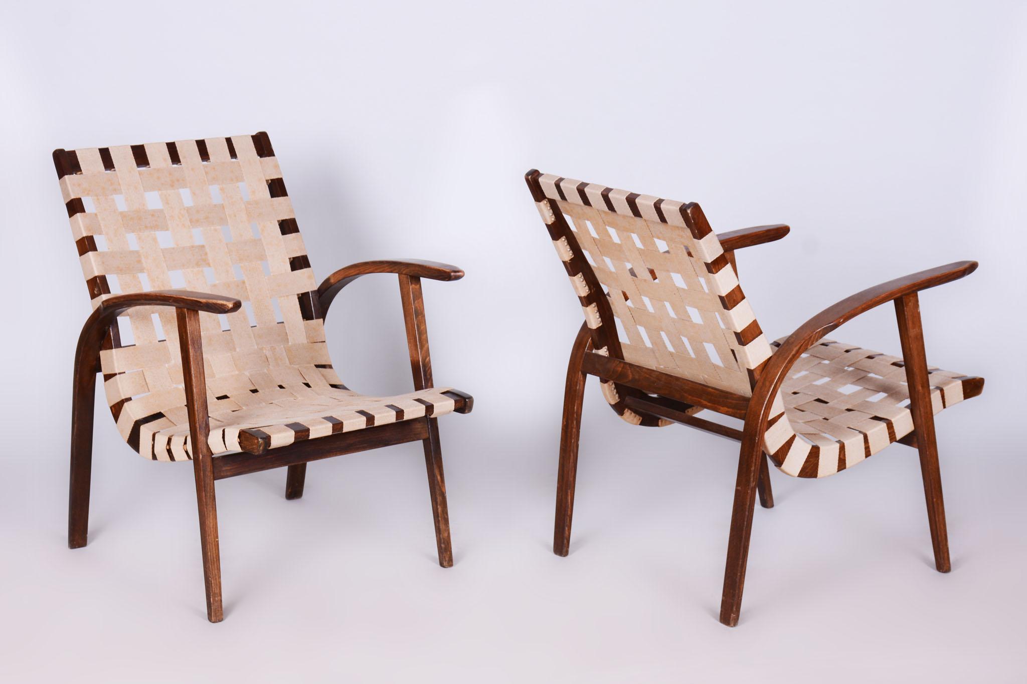Cette élégante paire de fauteuils Art déco provient de Tchécoslovaquie et date de la première moitié du XXe siècle. Les fauteuils ont une structure en hêtre massif et des sangles d'origine en très bon état.

Les fauteuils ont fait l'objet d'une