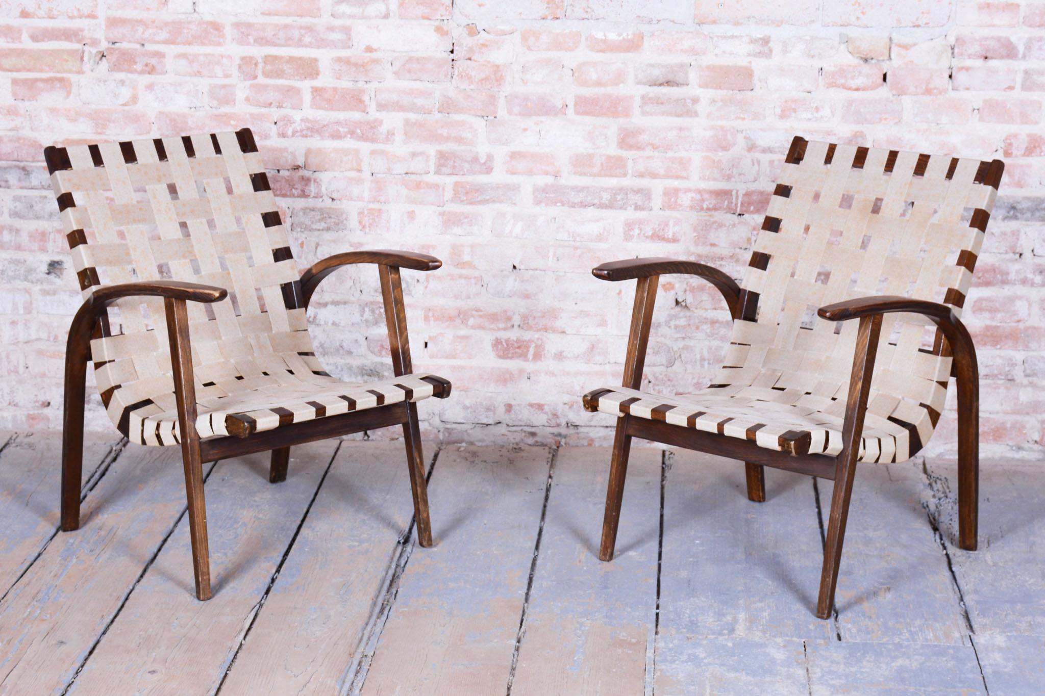 Art déco Ensemble de deux fauteuils Art Déco restaurés en hêtre, polonais revisités, tchèque, années 1930 en vente