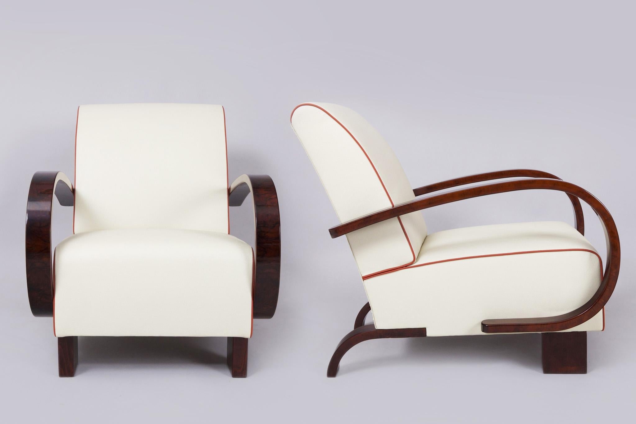 Art déco Ensemble de deux fauteuils Art Déco restaurés, retapissés, en noyer, tchèque, années 1930 en vente