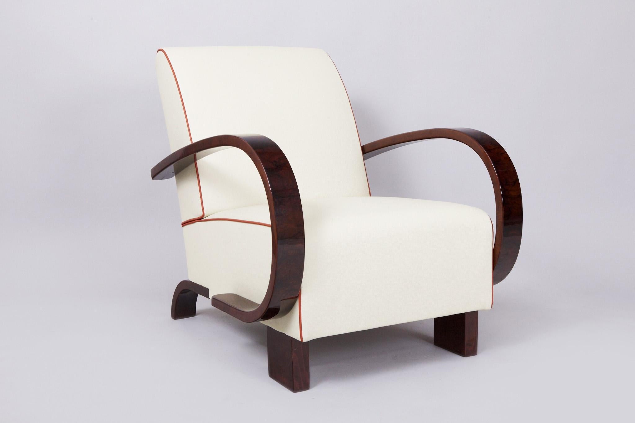 Tchèque Ensemble de deux fauteuils Art Déco restaurés, retapissés, en noyer, tchèque, années 1930 en vente