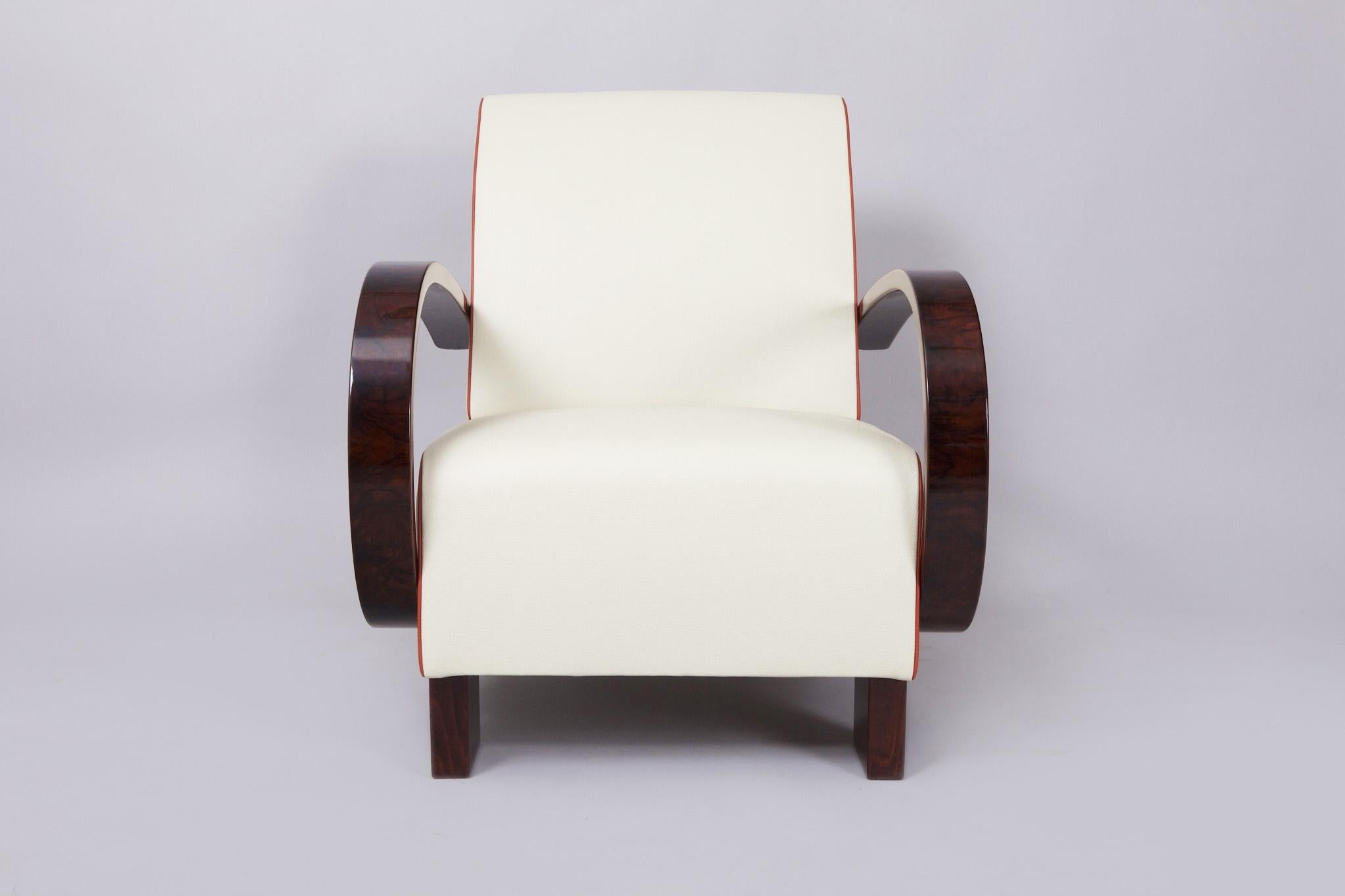 Ensemble de deux fauteuils Art Déco restaurés, retapissés, en noyer, tchèque, années 1930 Bon état - En vente à Brandys nad Labem, Středočeský kraj