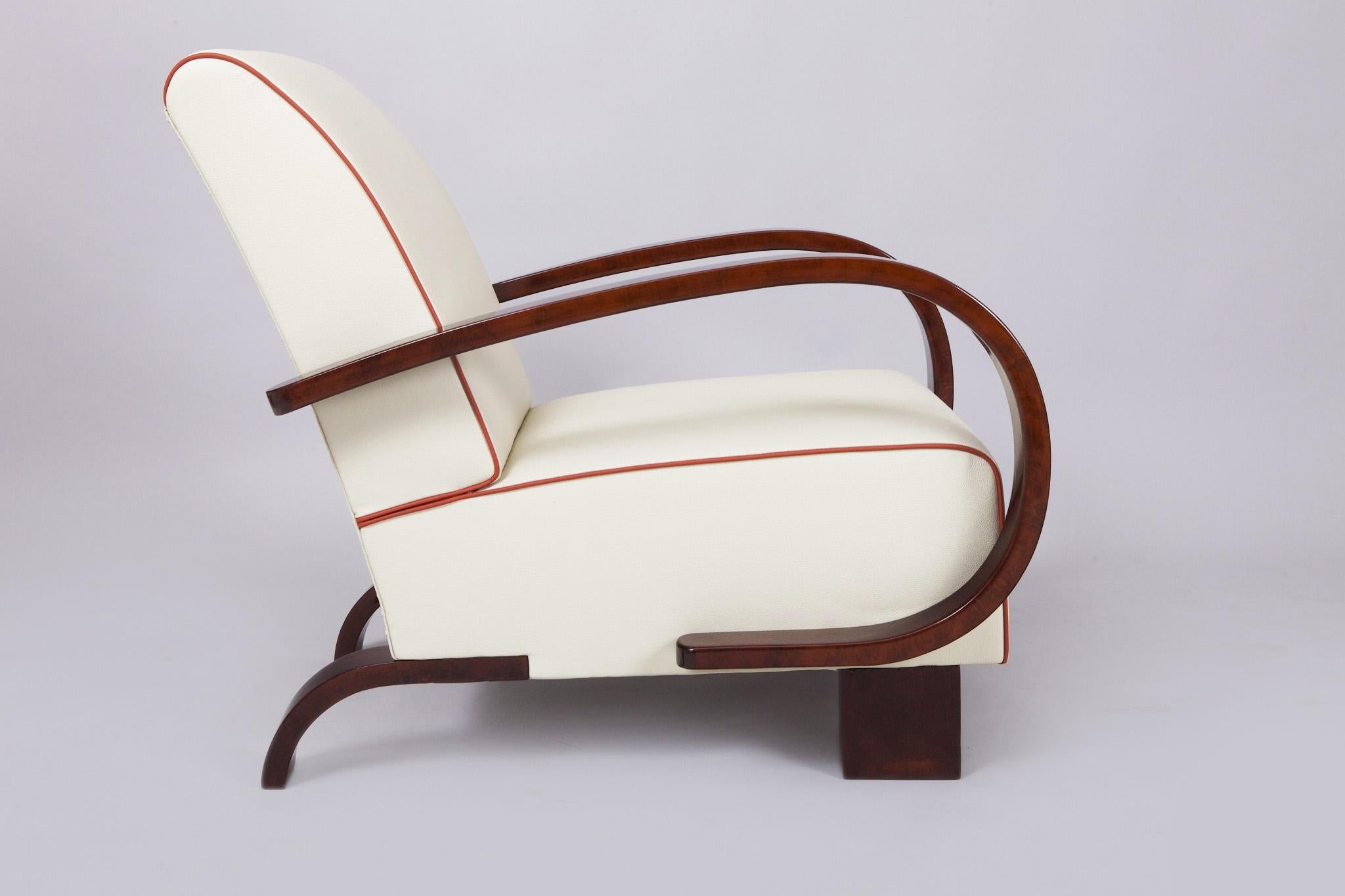20ième siècle Ensemble de deux fauteuils Art Déco restaurés, retapissés, en noyer, tchèque, années 1930 en vente