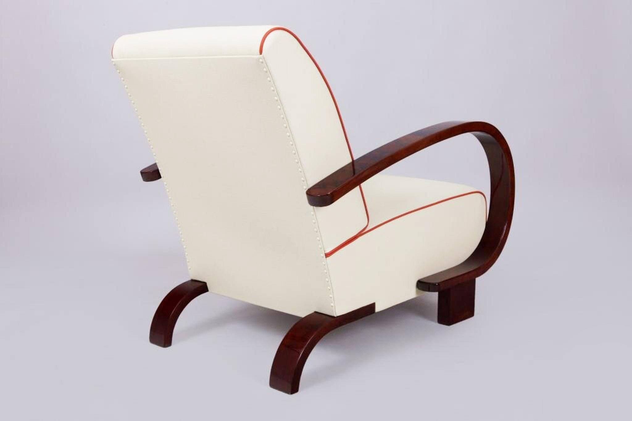 Tissu Ensemble de deux fauteuils Art Déco restaurés, retapissés, en noyer, tchèque, années 1930 en vente