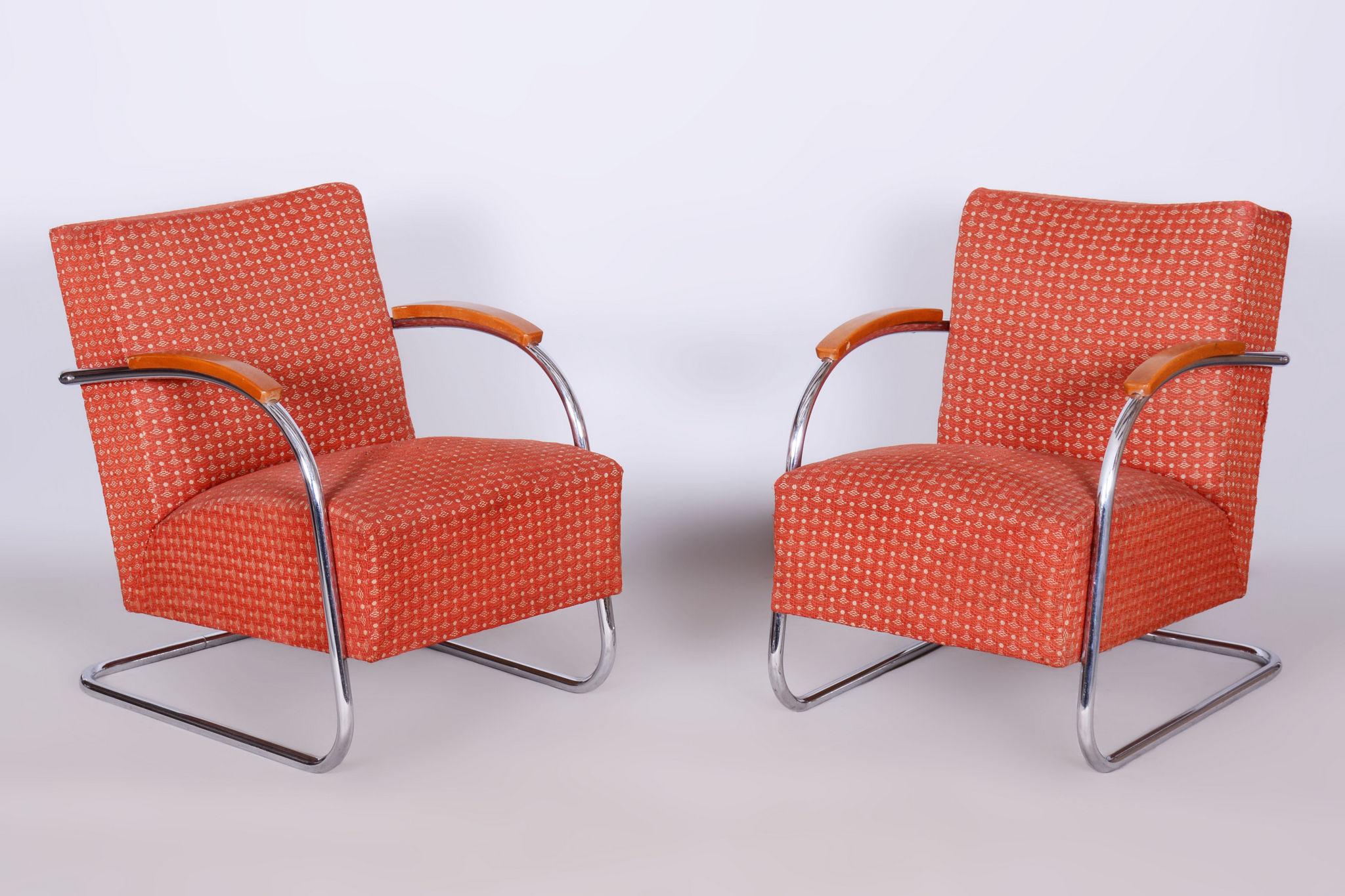 
Questa coppia di poltrone degli anni '30 è un esempio iconico del design Bauhaus, prodotto in Cecoslovacchia dalla rinomata azienda Mücke & Melder, modello di catalogo Fn 21 Famos. Le sedie sono caratterizzate da un'eleganza minimalista e da una